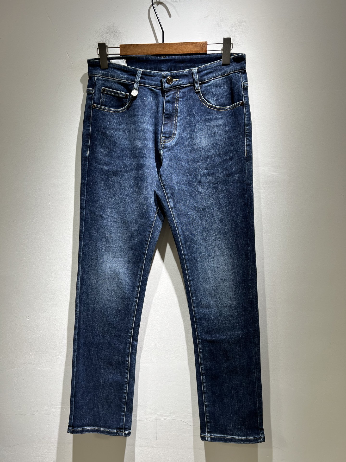NO:537283,BURBER*Y Ba*li 2025 autumn and winter new products for men's high-end casual and versatile jeans!  For BUR fans, such a grand classic design is enough to plant grass at a glance. It is the most handsome series among all BUR jeans this year. I only need to take a look and know that this will definitely be a hit product that has caused a sensation, and it is popular on the Internet. The classic slim three-dimensional tailoring style is equipped with the latest logo pattern waist brand craft design!  Very representative waist brand modification!  It simply and easily demonstrates the charm of the brand, and naturally presents specifications, grades, fashion and trendy effects. It matches the performance to easily create a high-end and high-end effect!  The top imported Japanese washing cowboy is made of cotton, and it is comfortable and breathable, and has a natural drape, which is suitable for all year round outfits!  !  This jeans are made of three-dimensional cut and straight-fitting style. The magic and practical wearability of the single match are understandable. Whether you are wearing daily clothes or appearing on the high street, it is the best choice. It is super charming!  It also demonstrates the authentic BUR original flavor, and it also perfectly shows its specifications and rank!  Obviously, this is a big and powerful product that you must collect. Whether you are a fan of BUR or not, you must collect this product and highly recommend it!  Size 29-40, Burberry, jeans, alexander wang19860909BURBER*Y巴*莉 2025秋冬新品男士高端休闲百搭牛仔裤！对于BUR粉丝来说,这样大气的经典设计足矣一眼种草,是今年BUR所有牛仔裤当中最帅的一个系列,我只需要看一眼就知道,这绝对会是一个引起轰动的爆款,而且全网风靡,经典的修身立体剪裁版型打造,配置了最新的logo图案腰牌工艺设计！极具代表性腰牌修饰！简单轻松的彰显出品牌魅力所在,自然而然的呈现规格,档次,时髦以及新潮效果,搭配性能满分,轻松穿出高级感与高端效果！顶级的进口日本洗水牛仔棉质打造,并舒适透气感满分,且垂感自然,适合一年四季的穿搭所需！！此款牛仔裤采用了立体裁剪小直筒版型打造,其单配魔力与实穿性是无可厚非的,不管你是日常穿搭还是高街出镜都是不二之选,超具魅力！更是彰显了地地道道的的BUR原味,同时也是完美的展现了其规格和段位所在！很显然,这是一款绝对要收的重磅好货,不管你是不是BUR的粉丝,此款你都必须要收,极力推荐的好货！尺码29-40,,burberry,jeans,alexander wang,Men's clothing