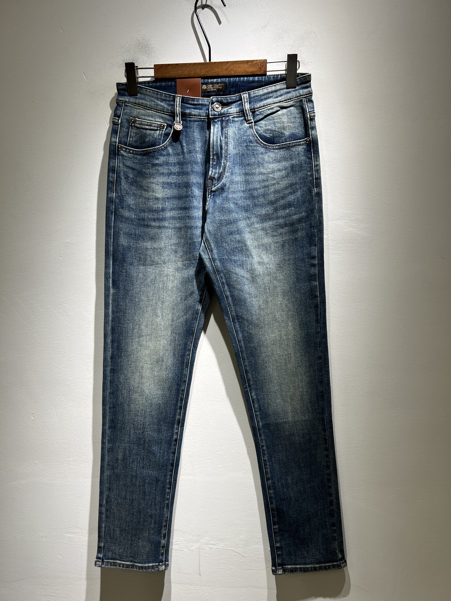 NO:528633,Loro Piana Nouyou Pianya 2025 autumn and winter new men's fashion high-end casual pants, Hong Kong foreign business channel products, original Japanese products, pure blood quality, perfectly continues the essence and genes of LP home. From the main fabric to the detailed craftsmanship, all show the ingenuity of quality, use multiple brand elements to interpret, and choose precious cowhide material to build a logo waist brand leather design!  Identity manifestation that belongs to the soul!  Customer-supplied high-end imported pure cotton fabrics, very high-end and fashionable detailed craftsmanship, red ear cloth is completed by a specific antique loom. This element represents the identity and rank of jeans, which is very worthy of careful appreciation!  In terms of matching, it is invincible and explains the versatility in place, with ingenious details and exquisite accessories. The auxiliary materials are all provided by foreign merchants. They are tailored and slim, and the upper body is lifted with an excellent effect. They are a styling item that is hard to come by!  Size 29-40, loro piana, loro piana, jeans, cowhide, alexander wang19860909Loro Piana诺悠翩雅 2025秋冬新品男士时装款高端休闲裤,香港洋行渠道货,日本原厂出品,纯血统品质,完美延续了LP家的精髓与基因,从主体面料到细节工艺,无不彰显出品质的匠心所在,运用多个品牌元素标识来诠释,选取矜贵的牛皮材质构建logo腰牌皮革设计！属于灵魂式的身份彰显！客供高级进口的纯棉面料,非常高级且时髦的细节工艺,赤耳布是由特定古董织布机完成,此元素代表着牛仔裤的身份及段位,非常值得细品悦人！在搭配上所向无敌,把百搭阐释到位,细节匠心考究,辅料皆为外商客供,剪裁合体修身,上身提臀效果绝佳,可遇而不可求的造型单品！尺码29-40,,loro piana,loro piana,jeans,cowhide,alexander wang,Men's clothing