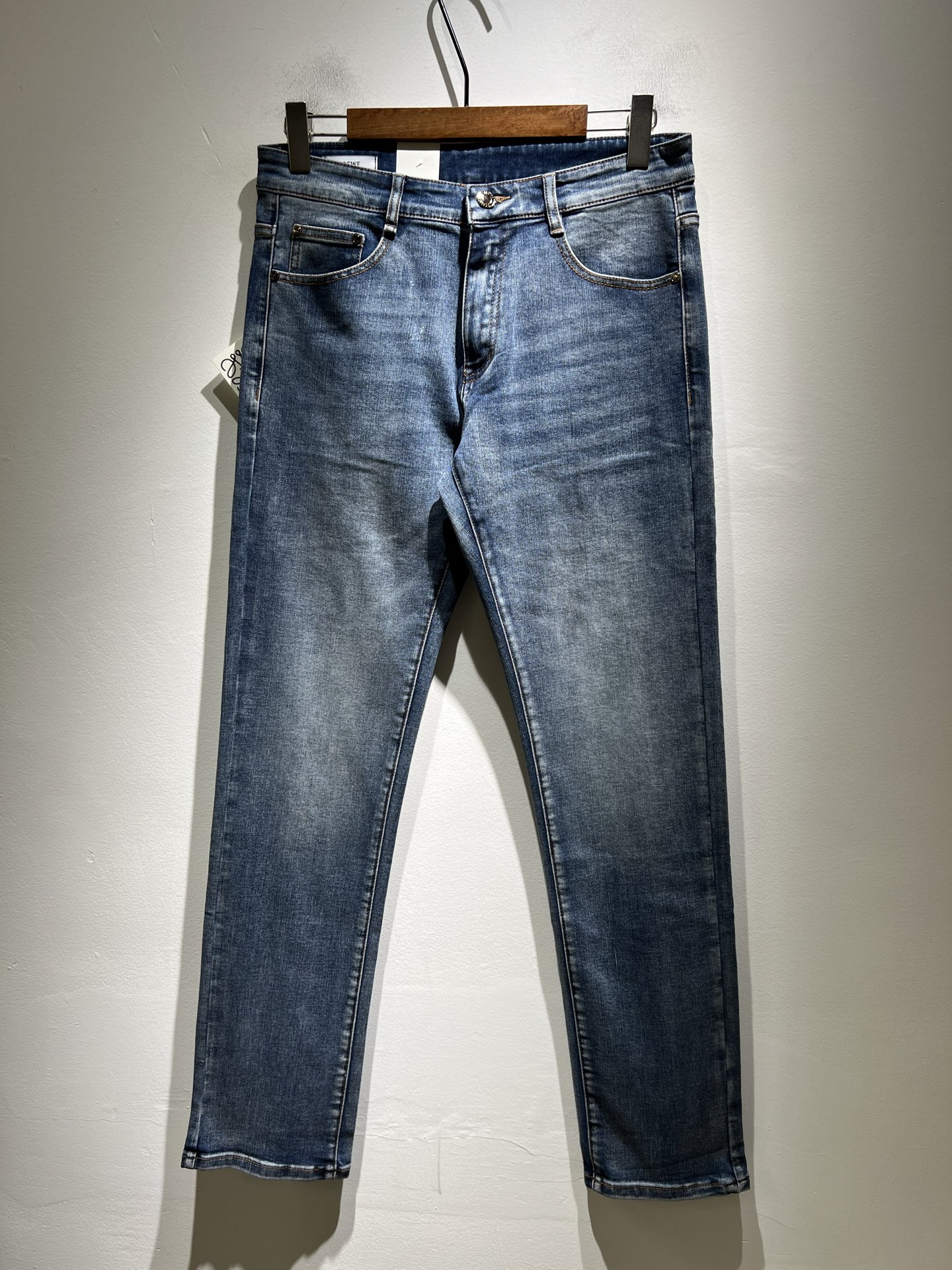 NO:537303,LO*WE/Luo*We 2025 autumn and winter new men's fashion high-end casual pants, Hong Kong foreign business channel products, original Japanese products, pure blood quality, perfectly continues the essence and genes of LOE*'s home. From the main fabric to the detailed craftsmanship, all show the ingenuity of quality, use multiple brand elements to interpret, and choose the precious cowhide material to build a logo waist brand leather design!  Identity manifestation that belongs to the soul!  Customer-supplied high-end imported pure cotton fabrics, very high-end and fashionable detailed craftsmanship, red ear cloth is completed by a specific antique loom. This element represents the identity and rank of jeans, which is very worthy of careful appreciation!  In terms of matching, it is invincible and explains the versatility in place, with ingenious details and exquisite accessories. The auxiliary materials are all provided by foreign merchants. They are tailored and slim, and the upper body is lifted with an excellent effect. They are a styling item that is hard to come by!  Size 30 -40, loewe, jeans, cowhide, alexander wang19860909LO*WE/罗*威2025秋冬新品男士时装款高端休闲裤,香港洋行渠道货,日本原厂出品,纯血统品质,完美延续了LOE*家的精髓与基因,从主体面料到细节工艺,无不彰显出品质的匠心所在,运用多个品牌元素标识来诠释,选取矜贵的牛皮材质构建logo腰牌皮革设计！属于灵魂式的身份彰显！客供高级进口的纯棉面料,非常高级且时髦的细节工艺,赤耳布是由特定古董织布机完成,此元素代表着牛仔裤的身份及段位,非常值得细品悦人！在搭配上所向无敌,把百搭阐释到位,细节匠心考究,辅料皆为外商客供,剪裁合体修身,上身提臀效果绝佳,可遇而不可求的造型单品！尺码30 -40,,loewe,jeans,cowhide,alexander wang,Men's clothing