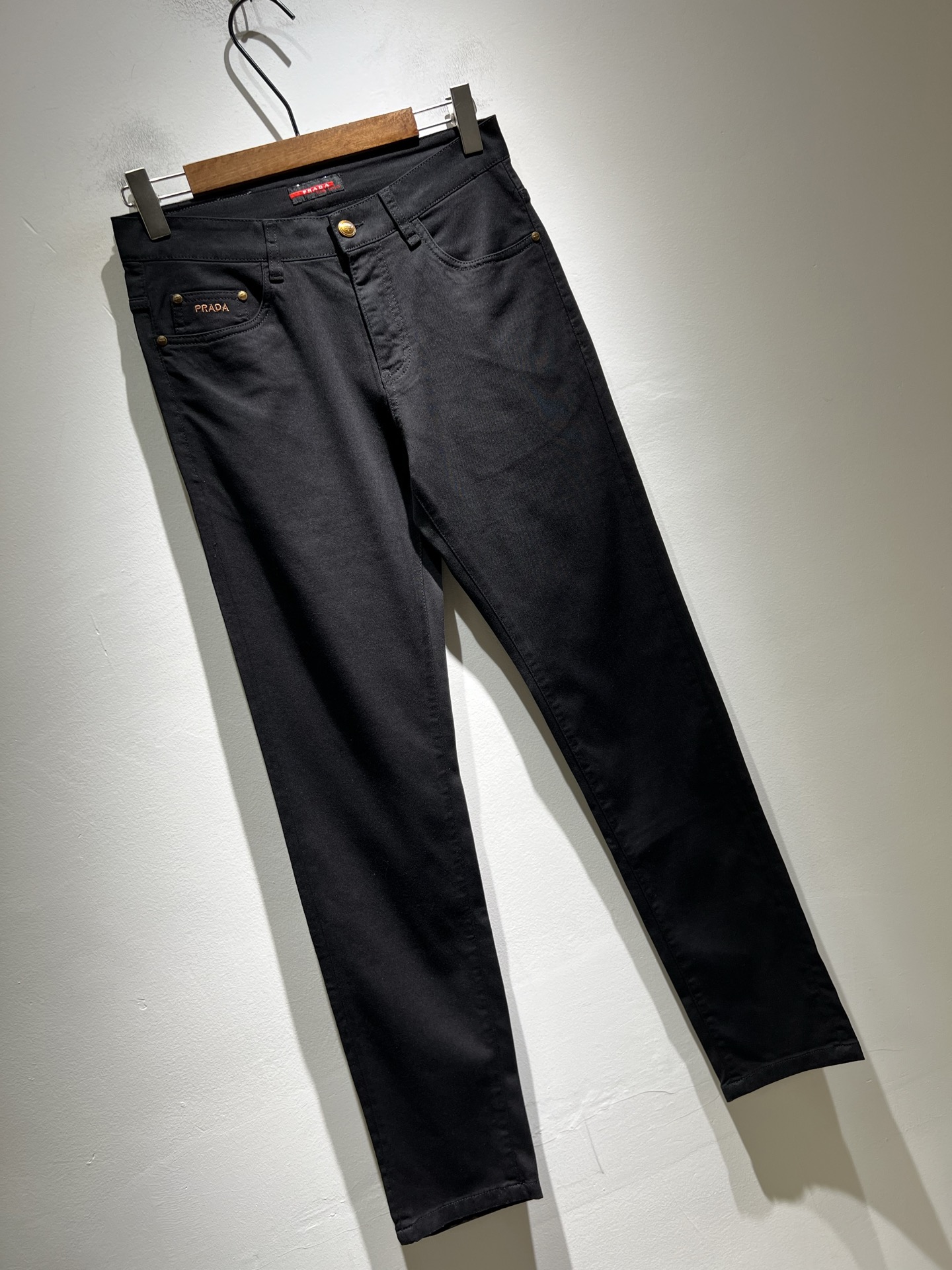 PRA*DA 普拉达 2025秋冬新品发售！牛仔高级百搭实用主义不哗众取宠！港澳台地区限定款！！立体裁剪