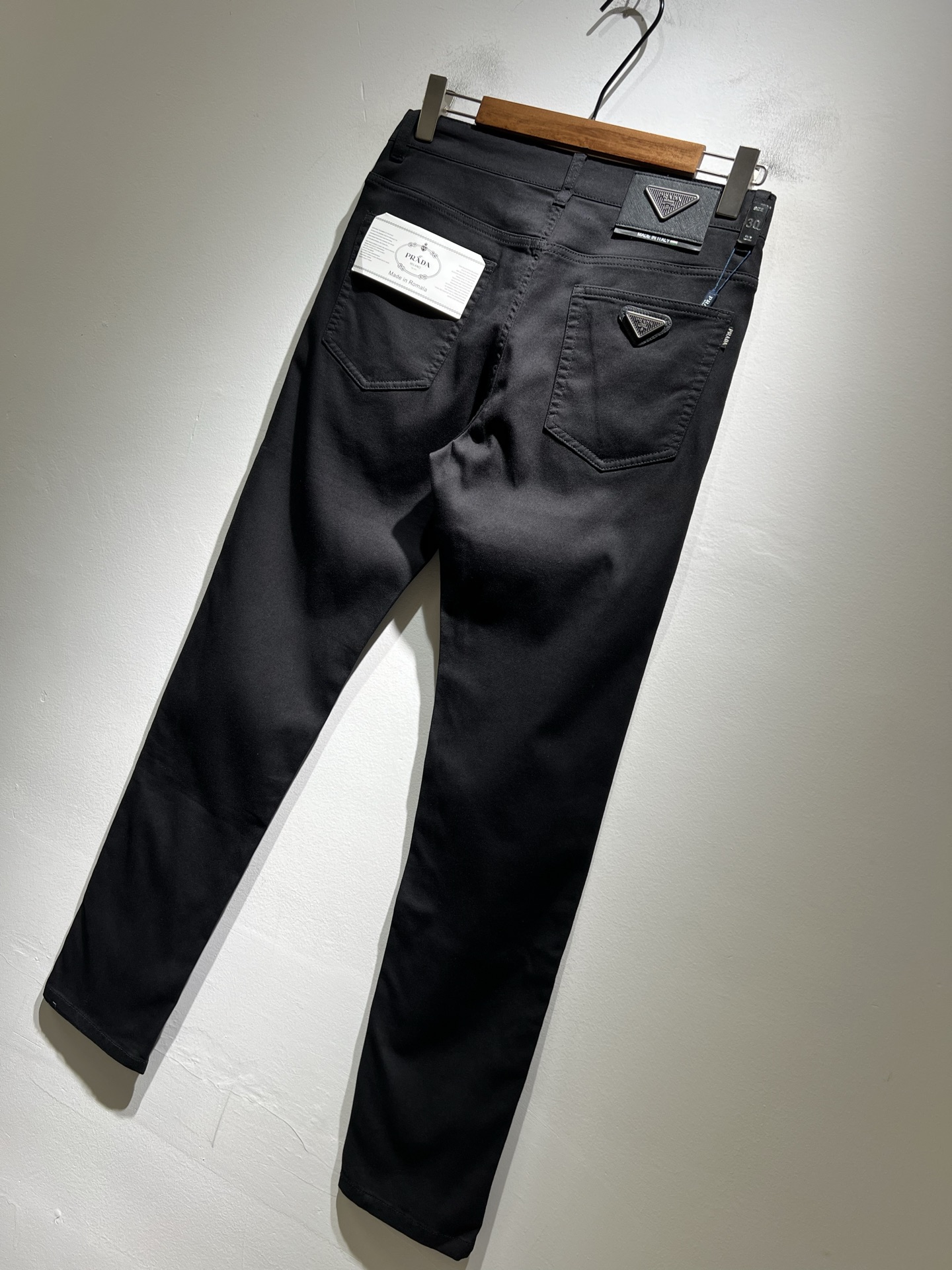 PRA*DA 普拉达 2025秋冬新品发售！牛仔高级百搭实用主义不哗众取宠！港澳台地区限定款！！立体裁剪