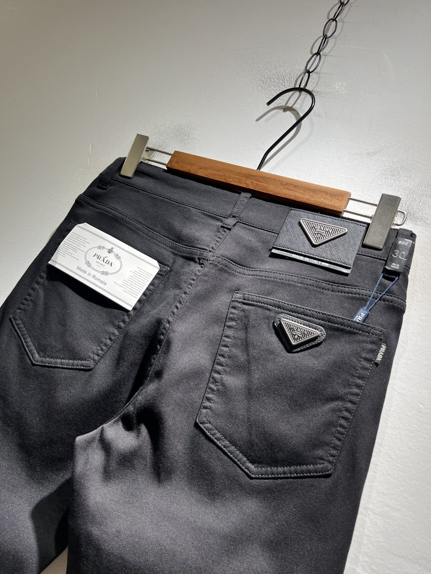 PRA*DA 普拉达 2025秋冬新品发售！牛仔高级百搭实用主义不哗众取宠！港澳台地区限定款！！立体裁剪