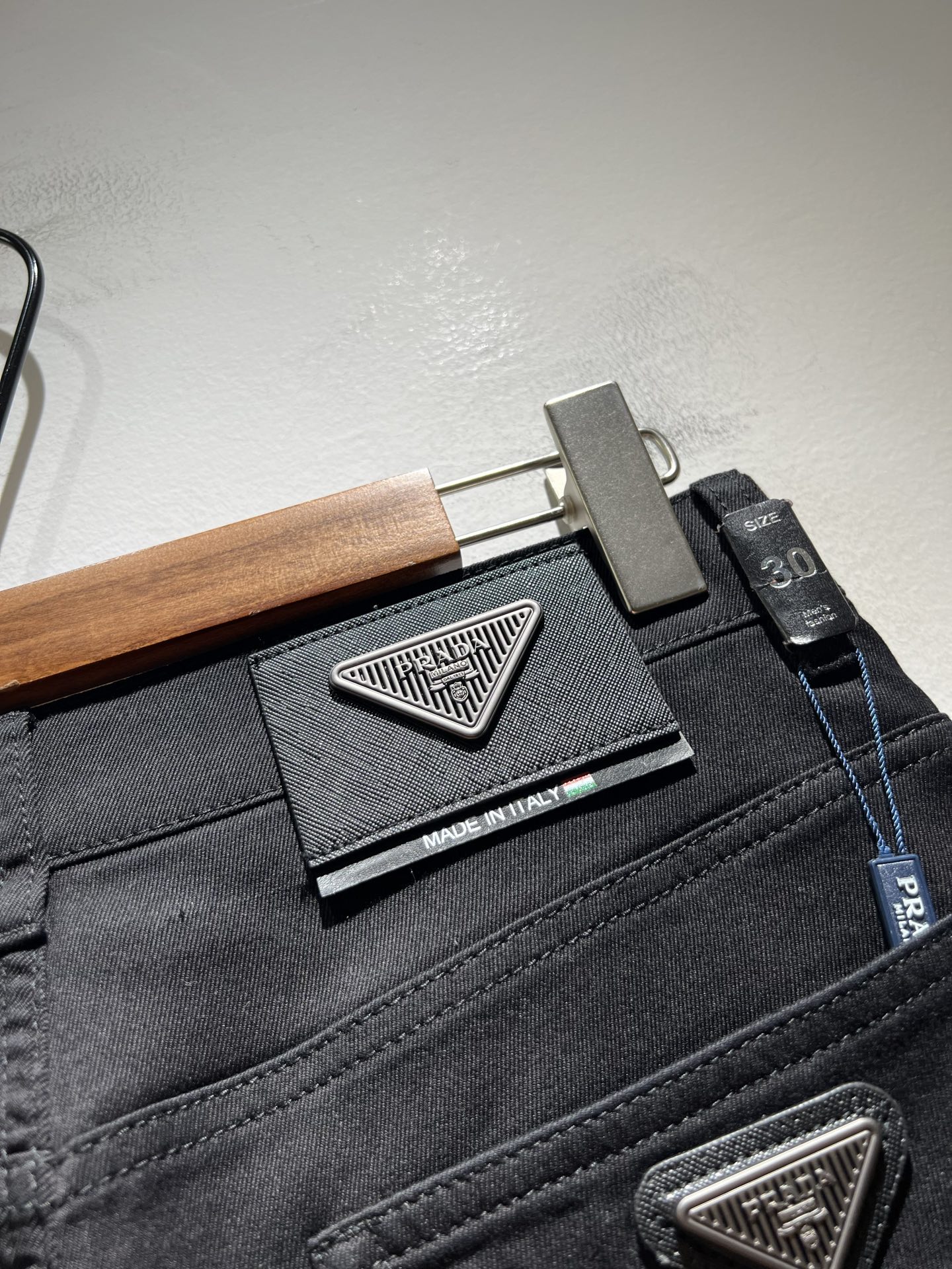 PRA*DA 普拉达 2025秋冬新品发售！牛仔高级百搭实用主义不哗众取宠！港澳台地区限定款！！立体裁剪