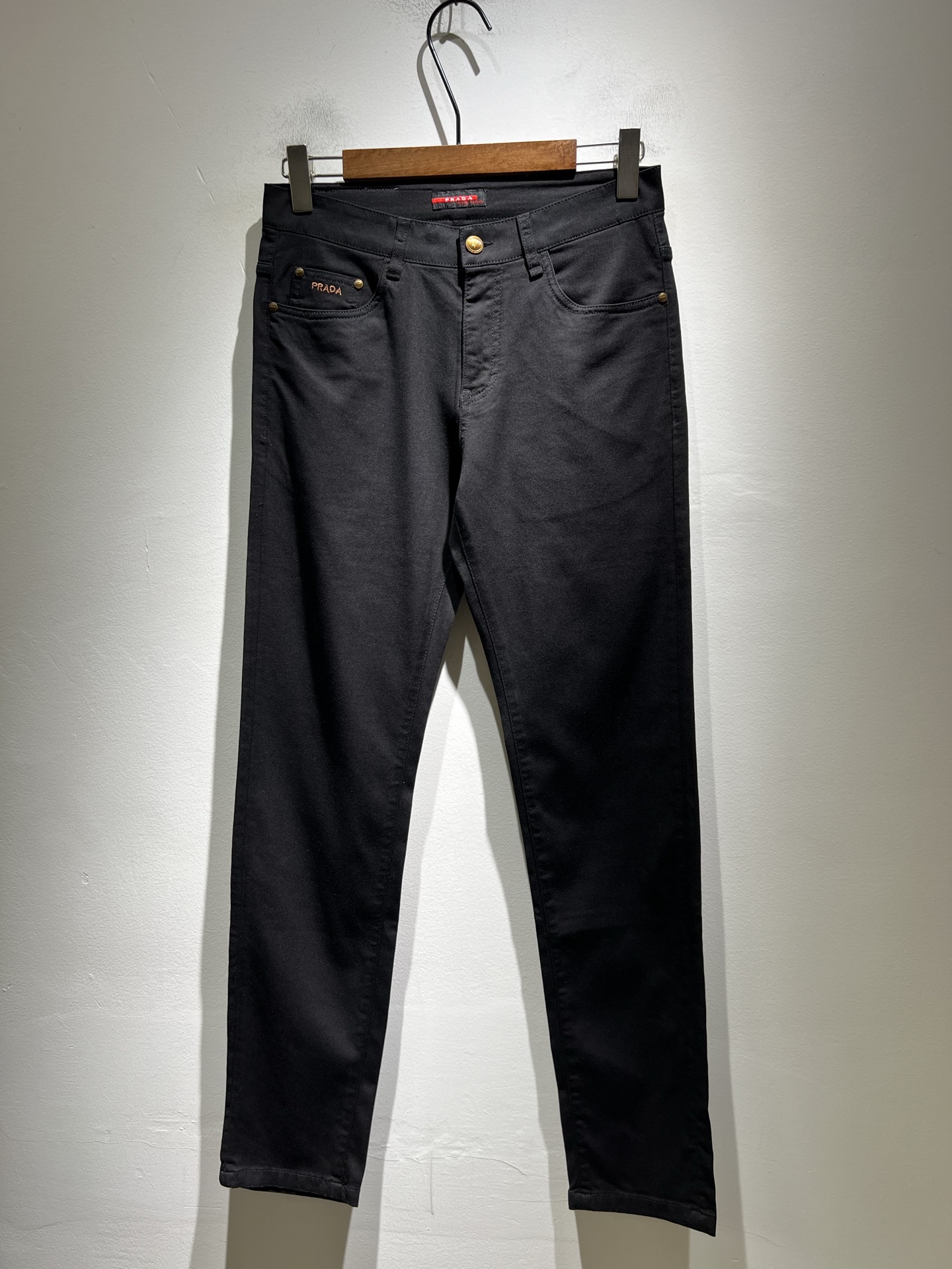 NO:531900,PRA*DA New autumn and winter products are on sale!  Denim is high-end, versatile and pragmatic, and not sensational!  Limited editions in Hong Kong, Macao and Taiwan!  !  Three-dimensional cut cotton material!  The Taiwan foreign trade company undertakes the exquisite and delicate materials, which seems to be Prada's patented high-quality custom-made original hardware logo design!  Not only in the material, color and style, the life philosophy behind the design just fits the dual mentality of modern people's pursuit of personal practicality and fashion aesthetics, and achieves a perfect balance between function and aesthetics. It is not only the display of fashion trends, but also the ultimate of modern aesthetics. P's vision does not limit the indispensable components of the core value of fashion brands, another alternative to mature styles and sizes 29-40, prada, prada, alexander wang19860909PRA*DA 普拉达 秋冬新品发售！牛仔高级百搭实用主义不哗众取宠！港澳台地区限定款！！立体裁剪纯棉材质！台湾外贸公司承接、材质精致细腻似乎是普拉达专利品质上乘 定制原版五金logo设计！不仅在材料、颜色与款式工夫,设计背后的生活哲学正巧契合现代人追求切身实用与流行美观的双重心态,在机能与美学之间取得完美平衡,不但是时尚潮流的展现,更是现代美学的极致.P的视野并没有局限时尚品牌核心价值中不可或缺的组成部分、的另一种选择替代风格成熟、尺码29-40,,prada,prada,alexander wang,Men's clothing