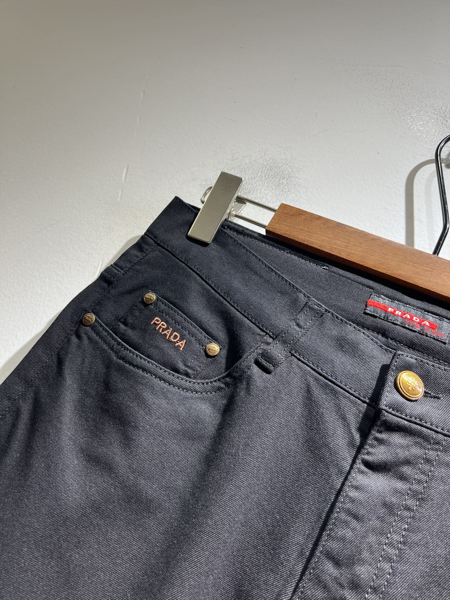 PRA*DA 普拉达 2025秋冬新品发售！牛仔高级百搭实用主义不哗众取宠！港澳台地区限定款！！立体裁剪