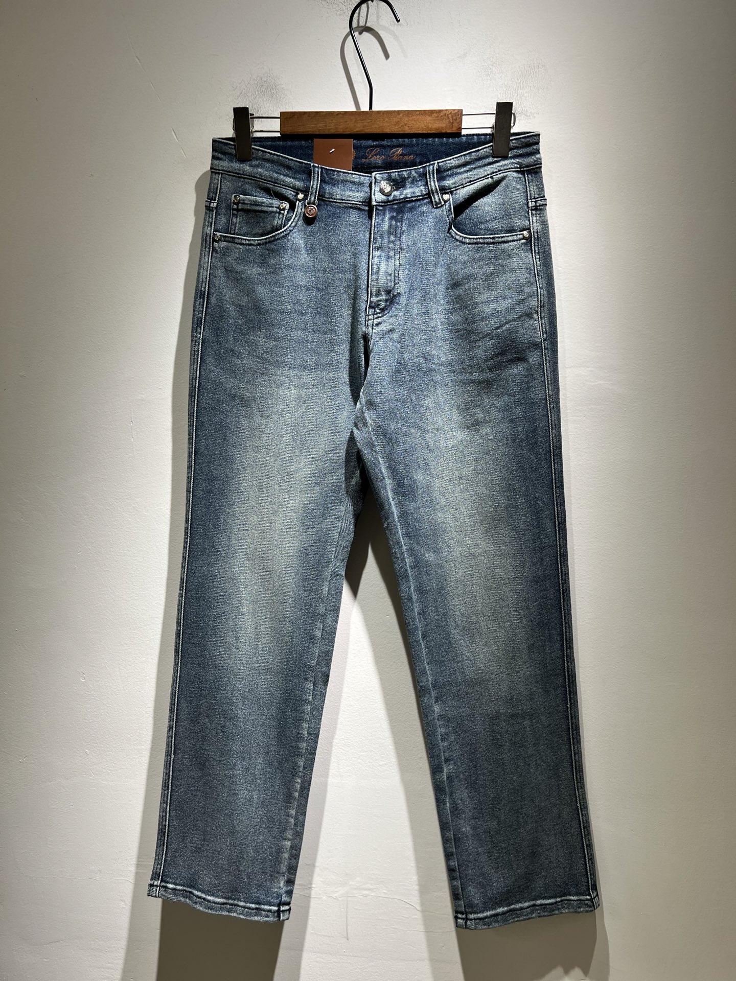 NO:527681,Loro Piana Nouyou Pianya, new autumn and winter men's fashion high-end casual pants, Hong Kong foreign business channel products, original Japanese products, pure blood quality, perfectly continues the essence and genes of LP home. From the main fabric to the detailed craftsmanship, all show the ingenuity of quality, use multiple brand elements to interpret, and choose precious cowhide material to build a logo waist brand leather design!  Identity manifestation that belongs to the soul!  Customer-supplied high-end imported pure cotton fabrics, very high-end and fashionable detailed craftsmanship, red ear cloth is completed by a specific antique loom. This element represents the identity and rank of jeans, which is very worthy of careful appreciation!  In terms of matching, it is invincible and explains the versatility in place, with ingenious details and exquisite accessories. The auxiliary materials are all provided by foreign merchants. They are tailored and slim, and the upper body is lifted with an excellent effect. They are a styling item that is hard to come by!  Size 29-40, loro piana, loro piana, jeans, cowhide, alexander wang19860909Loro Piana诺悠翩雅 秋冬新品男士时装款高端休闲裤,香港洋行渠道货,日本原厂出品,纯血统品质,完美延续了LP家的精髓与基因,从主体面料到细节工艺,无不彰显出品质的匠心所在,运用多个品牌元素标识来诠释,选取矜贵的牛皮材质构建logo腰牌皮革设计！属于灵魂式的身份彰显！客供高级进口的纯棉面料,非常高级且时髦的细节工艺,赤耳布是由特定古董织布机完成,此元素代表着牛仔裤的身份及段位,非常值得细品悦人！在搭配上所向无敌,把百搭阐释到位,细节匠心考究,辅料皆为外商客供,剪裁合体修身,上身提臀效果绝佳,可遇而不可求的造型单品！尺码29-40,,loro piana,loro piana,jeans,cowhide,alexander wang,Men's clothing