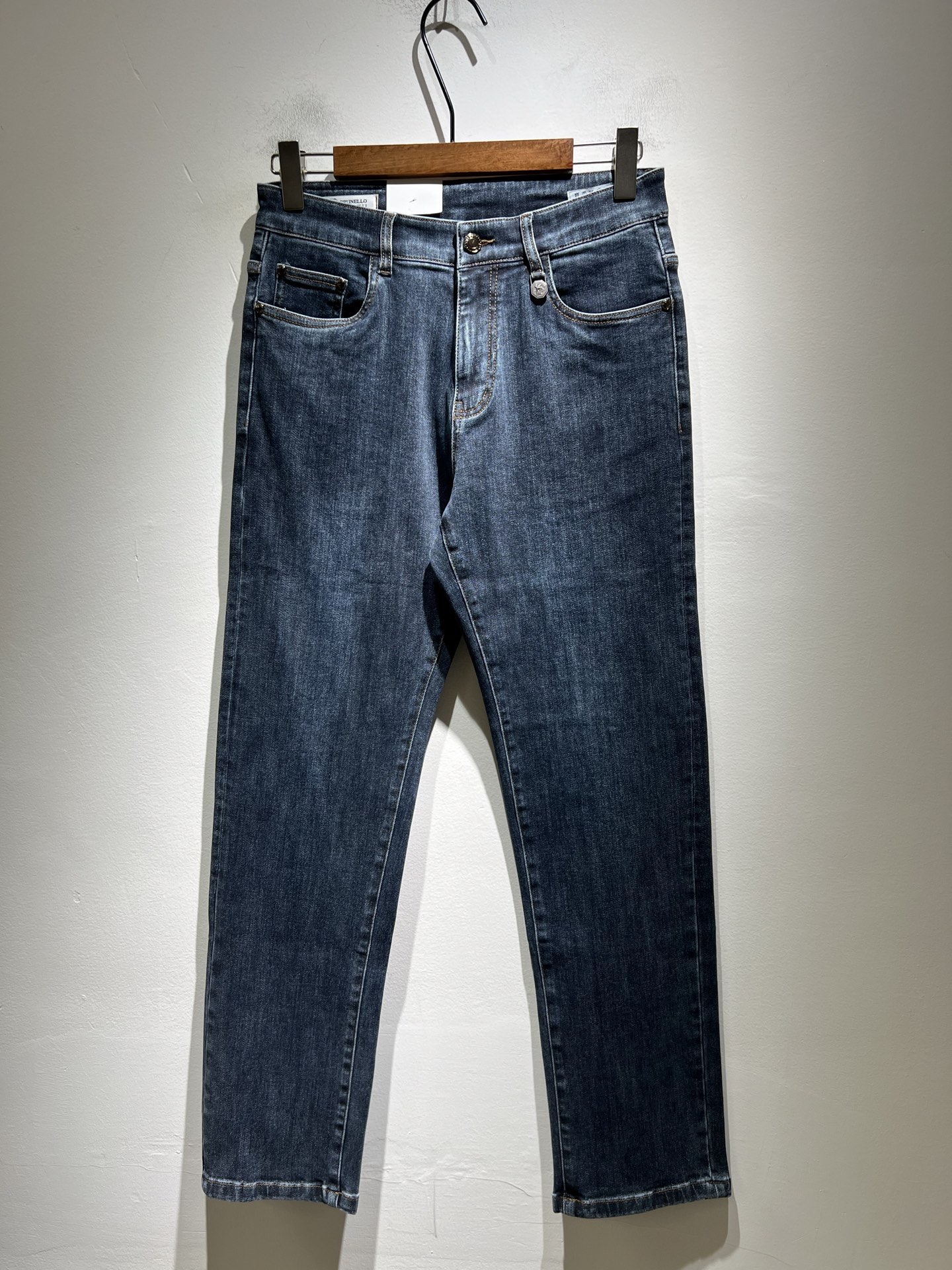 NO:528637,Loro Piana Nouyou Pianya 2025 autumn and winter new men's fashion high-end casual pants, Hong Kong foreign business channel products, original Japanese products, pure blood quality, perfectly continues the essence and genes of LP home. From the main fabric to the detailed craftsmanship, all show the ingenuity of quality, use multiple brand elements to interpret, and choose precious cowhide material to build a logo waist brand leather design!  Identity manifestation that belongs to the soul!  Customer-supplied high-end imported pure cotton fabrics, very high-end and fashionable detailed craftsmanship, red ear cloth is completed by a specific antique loom. This element represents the identity and rank of jeans, which is very worthy of careful appreciation!  In terms of matching, it is invincible and explains the versatility in place, with ingenious details and exquisite accessories. The auxiliary materials are all provided by foreign merchants. They are tailored and slim, and the upper body is lifted with an excellent effect. They are a styling item that is hard to come by!  Size 29-40, loro piana, loro piana, jeans, cowhide, alexander wang19860909Loro Piana诺悠翩雅 2025秋冬新品男士时装款高端休闲裤,香港洋行渠道货,日本原厂出品,纯血统品质,完美延续了LP家的精髓与基因,从主体面料到细节工艺,无不彰显出品质的匠心所在,运用多个品牌元素标识来诠释,选取矜贵的牛皮材质构建logo腰牌皮革设计！属于灵魂式的身份彰显！客供高级进口的纯棉面料,非常高级且时髦的细节工艺,赤耳布是由特定古董织布机完成,此元素代表着牛仔裤的身份及段位,非常值得细品悦人！在搭配上所向无敌,把百搭阐释到位,细节匠心考究,辅料皆为外商客供,剪裁合体修身,上身提臀效果绝佳,可遇而不可求的造型单品！尺码29-40,,loro piana,loro piana,jeans,cowhide,alexander wang,Men's clothing