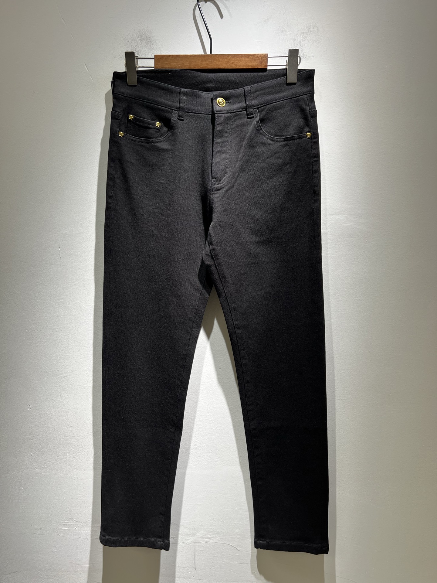 NO:531903,Versa*e Fan*zhe, a new autumn and winter classic men's casual jeans, produced by OEM, exported to European and American orders, and is available for sale at the same time as the official cabinet!  !  Customers supply Turkish denim, soft texture and comfortable to wear, the fabric has been washed and polished with heavy industry, giving it a more fashionable personality. Medusa avatar logo waist brand design!  Pocket brand logo embroidery design!  Show off a modern attitude with unrestrained personality and highlight the recognition of the brand!  The details are perfectly crafted, with a small straight and natural slim fit, and the upper body effect is particularly good. It is a really difficult jeans!  !  Size 30-40, versace, jeans, alexander wang19860909Versa*e范*哲 秋冬新款经典男士休闲牛仔裤、代工厂出品,出口欧美订单,官柜同步发售！！客供土耳其牛仔布、质地柔软、穿着舒适,面料经重工洗水打磨、呈现个性更时尚.美杜莎头像logo腰牌设计！口袋品牌logo刺绣设计！彰显个性不羁的摩登态度.突出品牌的辨识度！细节做工完美,小直筒、自然修身版型,上身效果特别棒,真正难的一款牛仔裤！！尺码30-40,,versace,jeans,alexander wang,Men's clothing