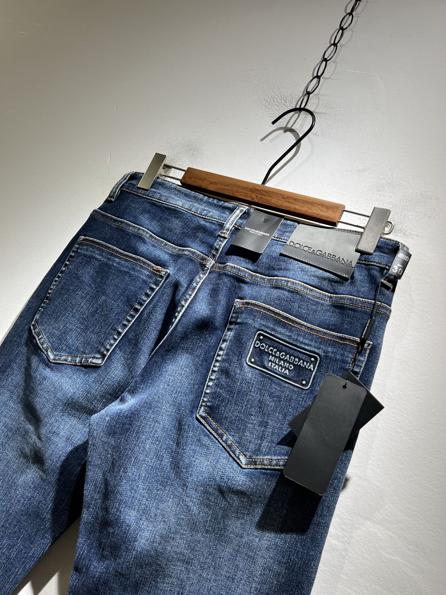 Dolce & 杜嘉*纳 2025秋冬新品牛仔裤，水洗处理自然不易变形脱色、立体剪裁完美塑形面料质舒适柔