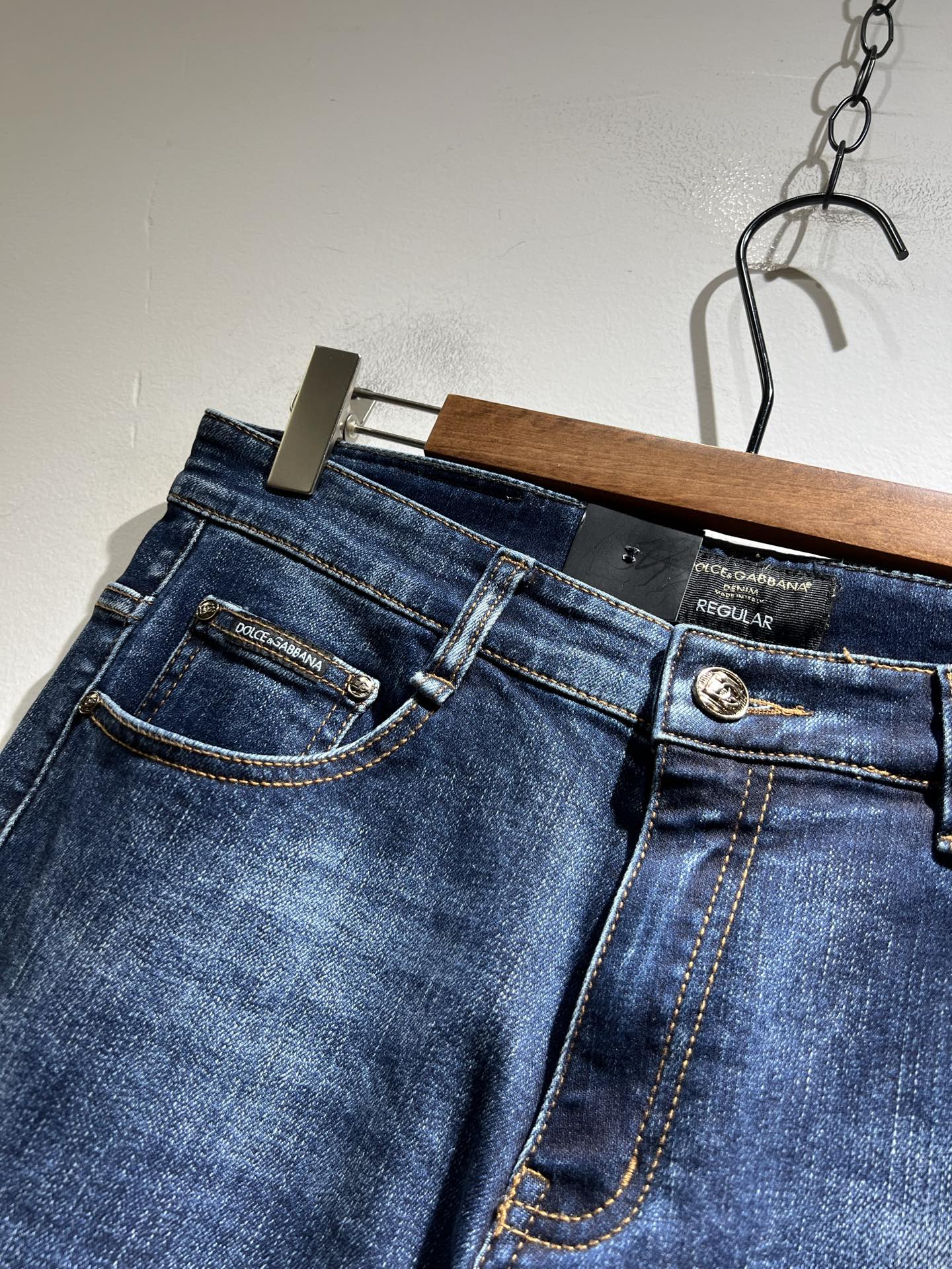 Dolce & 杜嘉*纳 2025秋冬新品牛仔裤，水洗处理自然不易变形脱色、立体剪裁完美塑形面料质舒适柔