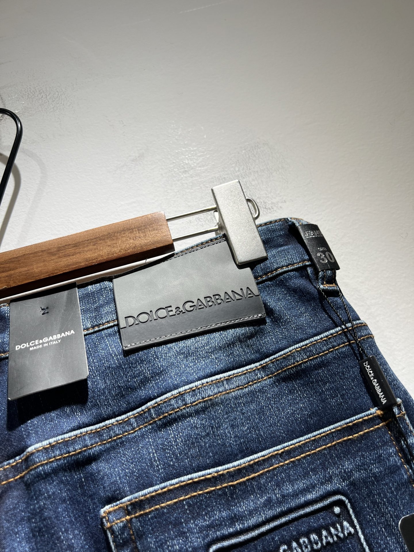 Dolce & 杜嘉*纳 2025秋冬新品牛仔裤，水洗处理自然不易变形脱色、立体剪裁完美塑形面料质舒适柔