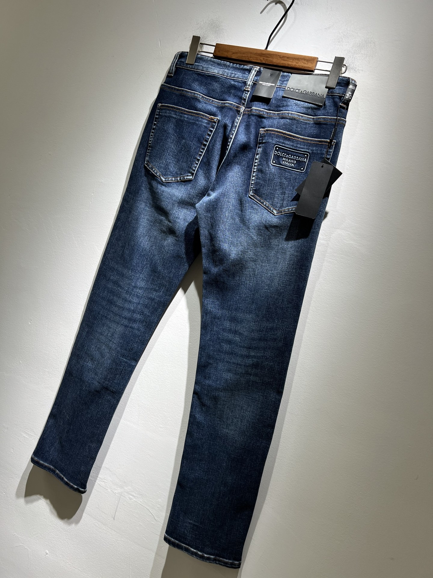 Dolce & 杜嘉*纳 2025秋冬新品牛仔裤，水洗处理自然不易变形脱色、立体剪裁完美塑形面料质舒适柔