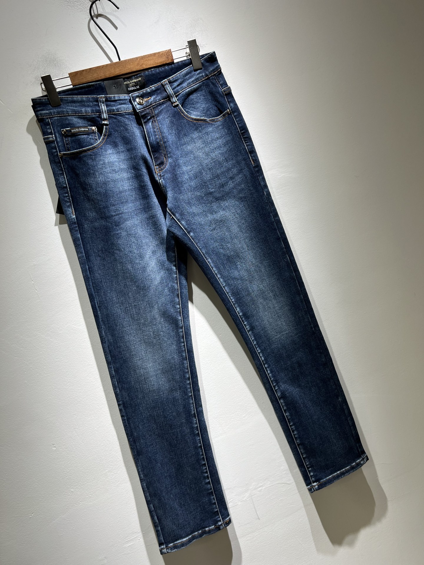 Dolce & 杜嘉*纳 2025秋冬新品牛仔裤，水洗处理自然不易变形脱色、立体剪裁完美塑形面料质舒适柔