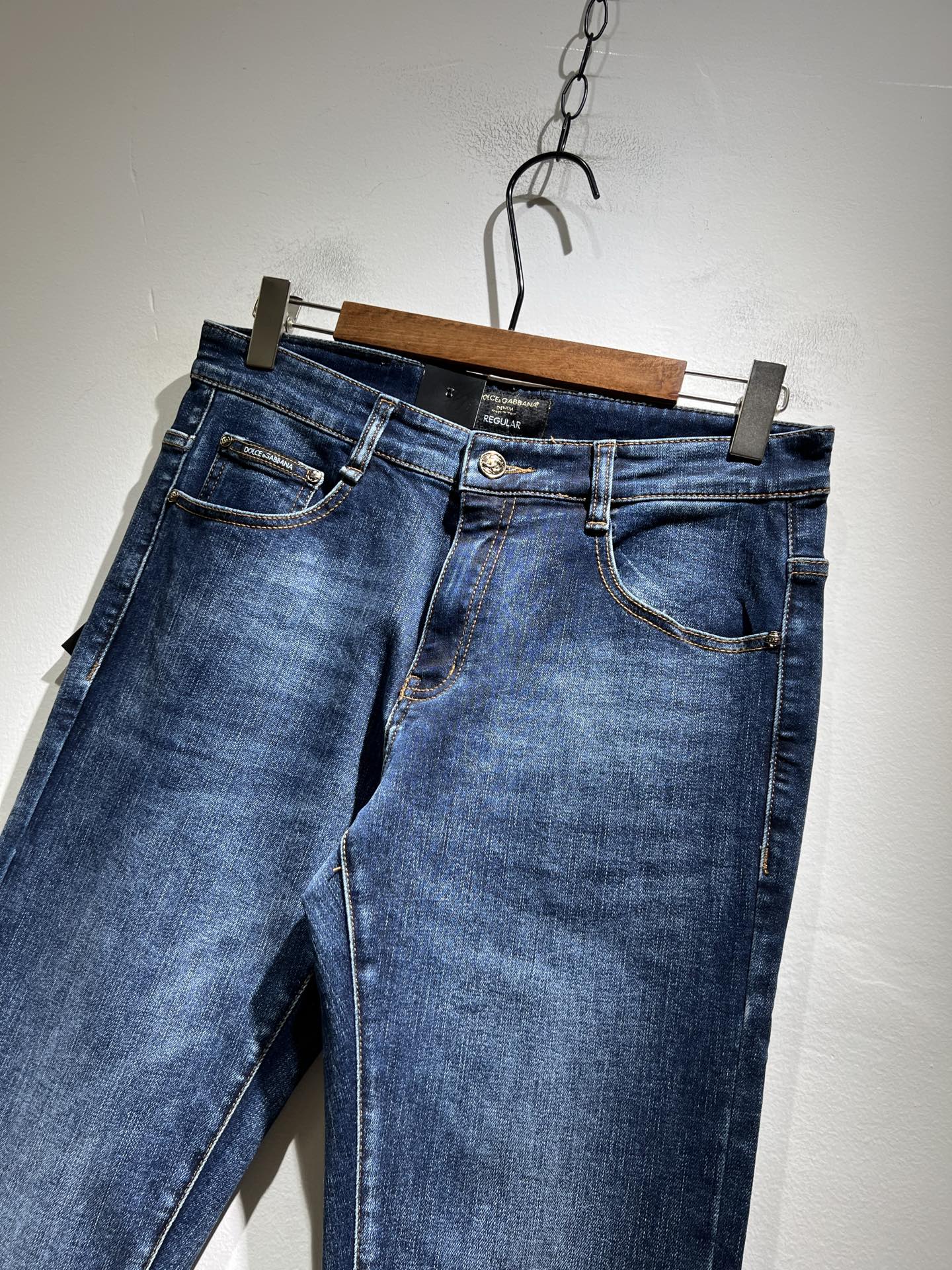 Dolce & 杜嘉*纳 2025秋冬新品牛仔裤，水洗处理自然不易变形脱色、立体剪裁完美塑形面料质舒适柔