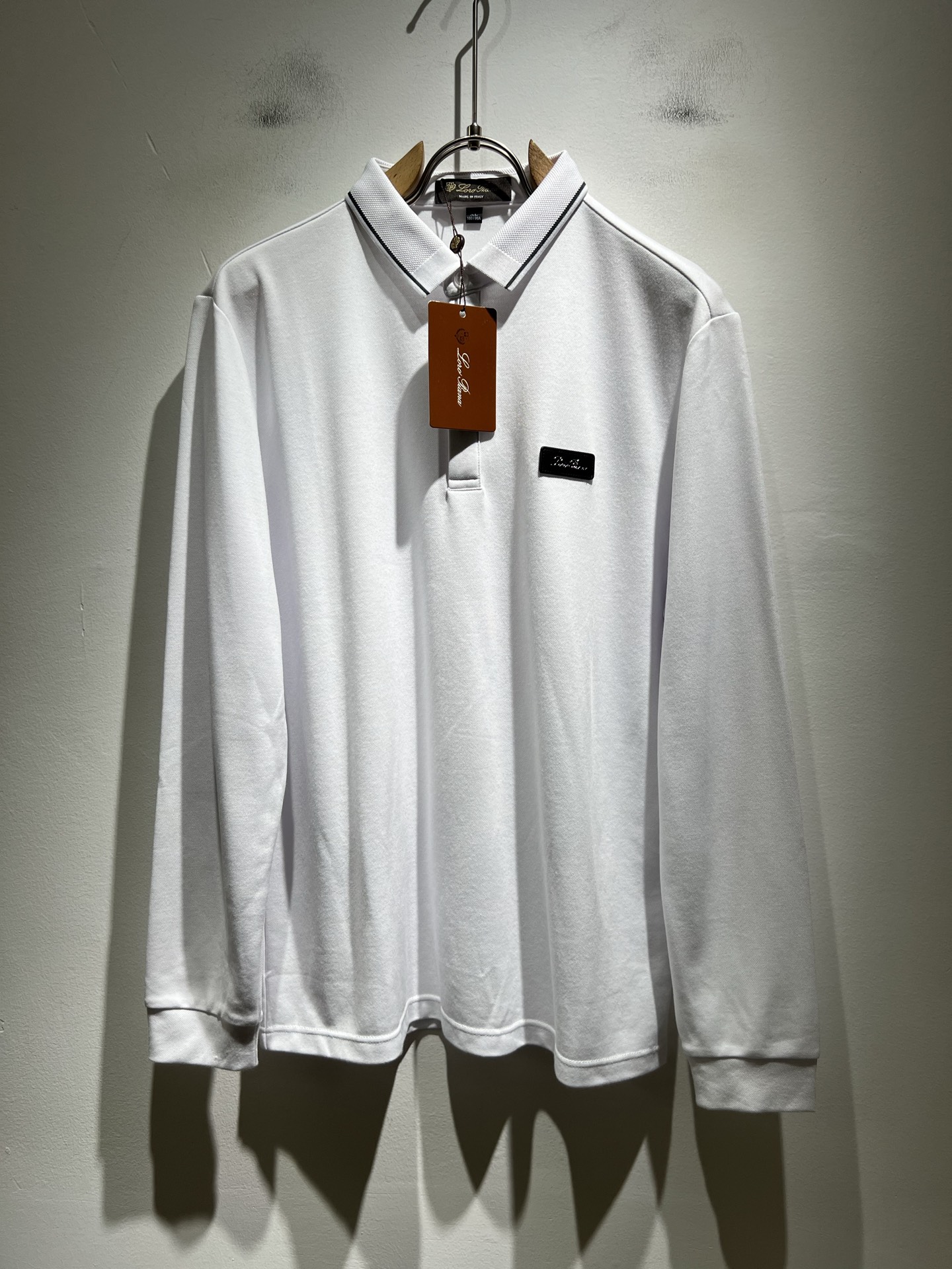 NO:525321,Loro Piana Nouyou Pianya autumn and winter men's lapel long-sleeved Polo shirt, the latest trade order, full quality!  !  Internet celebrity style!  The upper body is comfortable and breathable, not stiff, and the overall body has a rich three-dimensional feeling, quality export orders, and leather logo pattern design on the chest!  Customized exclusive bead floor cotton fabric tailoring to meet the simple needs of commuters for dressing. The upper body is very effective, it looks slim and does not picky about the body. The fabric workmanship is impeccable. Only good craftsmanship and good fabrics can make you feel good. It is a must-have item for everyone!  Size M-4xL, loro piana, alexander wang19860909Loro Piana诺悠翩雅 秋冬男士翻领长袖Polo衫,最新的贸易订单,全品相！！网红款！上身舒适透气,不僵硬,整体有着丰富的立体感,品质出口订单,胸前皮革logo图案设计！定制专属珠地棉面料剪裁,满足通勤人们对于着装的简约需求,上身效果很好,显瘦,不挑剔身材.面料做工....无可挑剔,好工艺好面料才能穿出好品味一款,人手必备单品！尺码M-4xL,,loro piana,alexander wang,Men's clothing