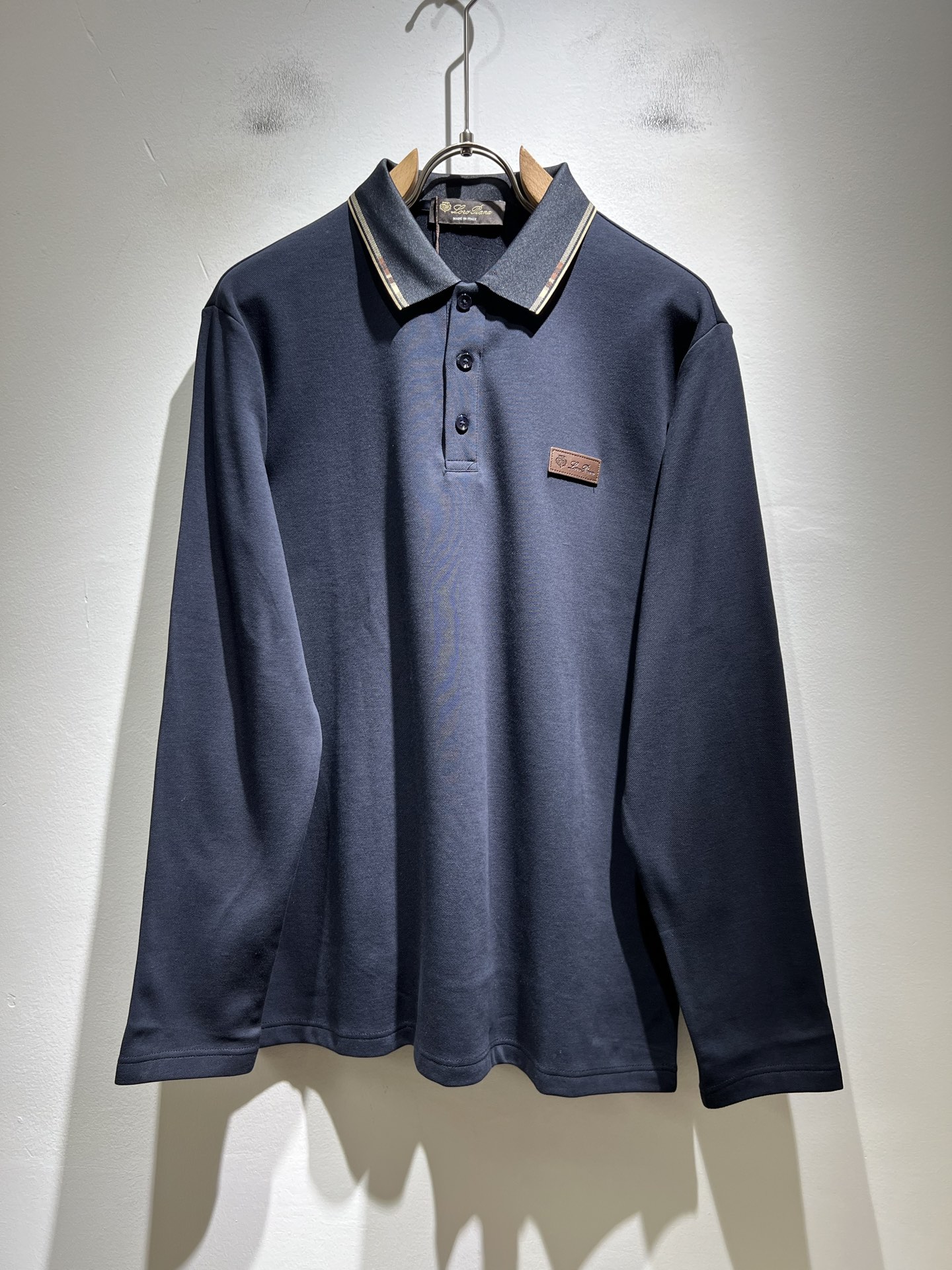 NO:525331,Loro Piana Nouyou Pianya autumn and winter men's lapel long-sleeved Polo shirt, the latest trade order, full quality!  !  Internet celebrity style!  The upper body is comfortable and breathable, not stiff, and the overall body has a rich three-dimensional feeling, quality export orders, and leather logo pattern design on the chest!  Customized exclusive bead floor cotton fabric tailoring to meet the simple needs of commuters for dressing. The upper body is very effective, it looks slim and does not picky about the figure. The fabric workmanship is impeccable. Only good craftsmanship can make you look good and tasteful. It is a must-have item for everyone!  Size M-4xL, loro piana, alexander wang19860909Loro Piana诺悠翩雅 秋冬男士翻领长袖Polo衫,最新的贸易订单,全品相！！网红款！上身舒适透气,不僵硬,整体有着丰富的立体感,品质出口订单,胸前皮革logo图案设计！定制专属珠地棉面料剪裁,满足通勤人们对于着装的简约需求,上身效果很好,显瘦,不挑剔身材.面料做工....无可挑剔,好工艺好面料才能穿出好品味一款,人手必备单品！尺码M-4xL,,loro piana,alexander wang,Men's clothing