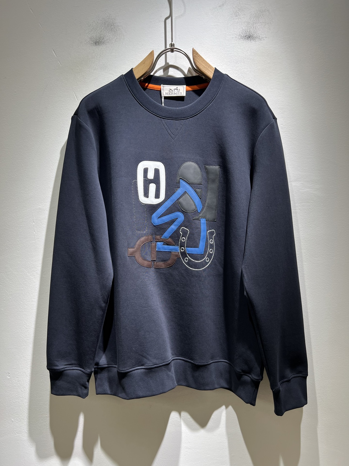 NO:526503,Her*mes ASUS autumn and winter new men's and women's sweatshirts, a brand new upgraded versatile basic style, low-key and luxurious, and a choice of character!  Made of high-quality selected pure cotton, it has good moisture absorption, comfortable and breathable, enjoys a relaxed and comfortable wearing experience, with super vertical performance. It has a strong sense of art. The iconic logo embroidery design is exquisite in craftsmanship and high recognition, showing the new brand micro-label culture!  Classic perfect style design, precise and in place for cutting. Simple and atmospheric style, and can show fashionable charm in daily leisure life. Size M-3XL, hoodie, sweatshirts, alexander wang19860909Her*mes爱*仕秋冬新款男女同款卫衣,全新升级百搭基础款,低调奢华,品格之选！甄选优质精选纯棉打造而成,吸湿性好,舒适透气,享受轻松自在的穿着体验,有着超强的垂直性能 艺术感极强标志性logo刺绣设计,工艺细致,辨识度极高,展现全新品牌微标文化！经典完美版型设计,在裁剪上精准到位.简约大气风格,又能在日常休闲生活中展现时尚魅力.尺码M-3XL,,hoodie,sweatshirts,alexander wang,Men's clothing