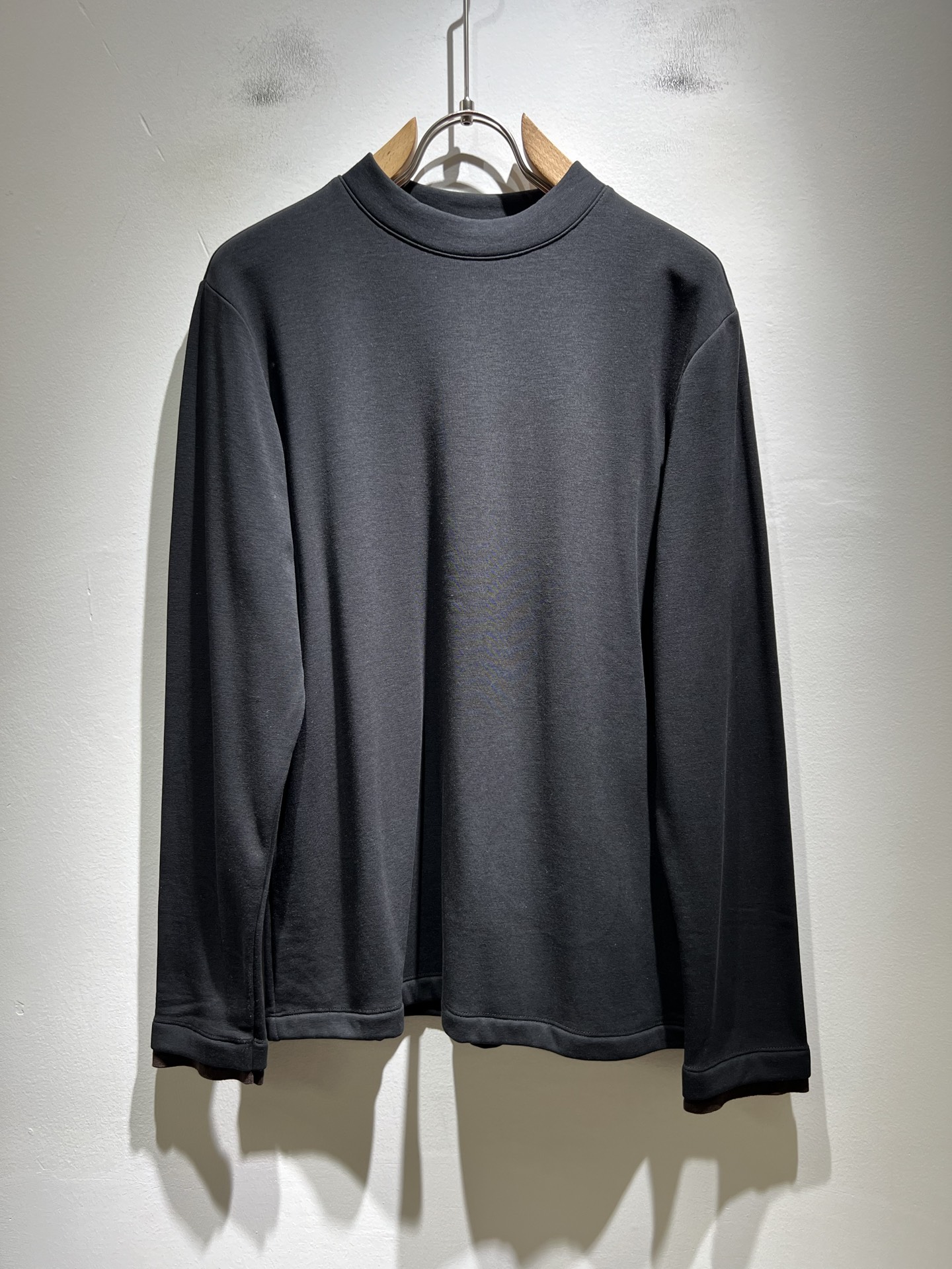 NO:525329,Her*mes autumn and winter new men's long-sleeved base T-shirt, a brand new upgraded versatile basic style, low-key and luxurious, and a choice of character!  Select high-quality and selected pure cotton fabrics!  Created, enjoy a relaxed and comfortable wearing experience, meticulous craftsmanship, extremely recognizable, and showcase the new brand micro-label culture!  Classic perfect design, precise and in place for cutting. Simple and atmospheric style, and can show fashionable charm in daily leisure life. Size M-3XL, tees, t-shirt, alexander wang19860909Her*mes爱*仕秋冬新款男士长袖打底T恤,全新升级百搭基础款,低调奢华,品格之选！甄选优质精选纯棉面料！打造而成,享受轻松自在的穿着体验,工艺细致,辨识度极高,展现全新品牌微标文化！经典完美版型设计,在裁剪上精准到位.简约大气风格,又能在日常休闲生活中展现时尚魅力.尺码M-3XL,,tees，t-shirt,alexander wang,Men's clothing