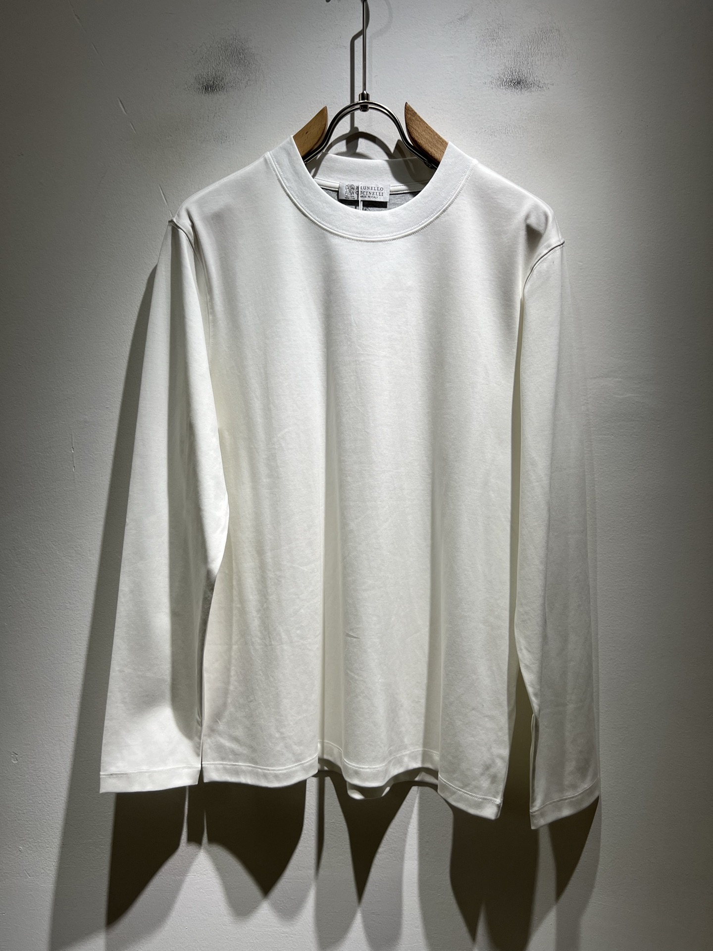 NO:526507,BC-Brunello Cucineli autumn new men's long-sleeved base, a fashionable and versatile item that many celebrities love to wear!  Super good-looking. Friends who like classic and simple must not miss this one!  The calm and atmospheric brand style has always been favored by the upper class! It is also the best choice for fashionable items!  The upper body is so handsome, highly recommended!  !  !  In addition to its brand added value, the biggest attraction of this short sleeve is that this short sleeve has a high cost-effectiveness in terms of color and material!  Customized original exclusive fabric material design!  Environmentally friendly washing, customized fabrics, pre-shrinkage treatment to ensure a crisp style. The combed cotton fabric feels super soft and smooth and sweat-absorbing!  The wash water does not deform, the feel is comfortable and smooth, the upper body is soft and comfortable, the classic fashionable lapel design is simple and not complicated, and it is very pleasing to the eye!  Code number M-3XL, brunello cucinelli, T-shirt, alexander wang19860909BC-Brunello Cucineli 秋季新款男士长袖打底,众多明星都爱穿的时尚百搭单品！超级好看,喜欢经典简约的朋友,一定不能错过了这款！沉稳大气的品牌风格一直以来备受上层人士的青睐!也是时尚单品的不二之选！ 上身帅到爆了,强烈推荐！！！这件短袖最大的吸引力除了他本身的品牌附加值,更加肯定的是这款短袖无论在颜色搭配还是材质上都有很高的性价比！ 定制原版专属面料材质设计！环保水洗,定制面料,预缩处理,确保版型的挺括,精梳棉面料手感超柔顺滑又吸汗！洗水不变形,手感舒适顺滑,上身柔和舒适,经典的时尚翻领设计,精简不繁,很是耐看！码数M-3XL,,brunello cucinelli,T-shirt,alexander wang,Men's clothing