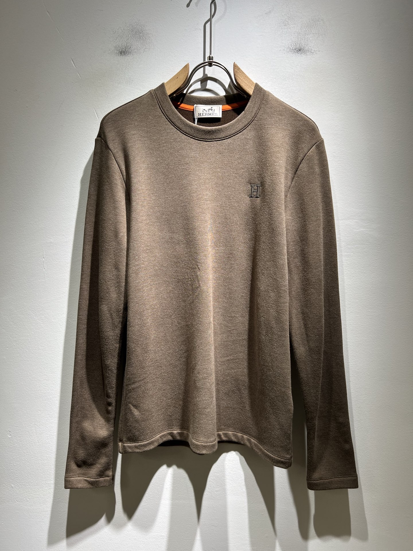 NO:525319,Her*mes autumn and winter new men's long-sleeved base T-shirt, a brand new upgraded versatile basic style, low-key and luxurious, and a choice of character!  Select high-quality and selected pure cotton fabrics!  Boob embroidery logo design!  Created, enjoy a relaxed and comfortable wearing experience, meticulous craftsmanship, extremely recognizable, and showcase the new brand micro-label culture!  Classic perfect design, precise and in place for cutting. Simple and atmospheric style, and can show fashionable charm in daily leisure life. Size M-3XL, tees, t-shirt, alexander wang19860909Her*mes爱*仕秋冬新款男士长袖打底T恤,全新升级百搭基础款,低调奢华,品格之选！甄选优质精选纯棉面料！胸前刺绣logo设计！打造而成,享受轻松自在的穿着体验,工艺细致,辨识度极高,展现全新品牌微标文化！经典完美版型设计,在裁剪上精准到位.简约大气风格,又能在日常休闲生活中展现时尚魅力.尺码M-3XL,,tees，t-shirt,alexander wang,Men's clothing