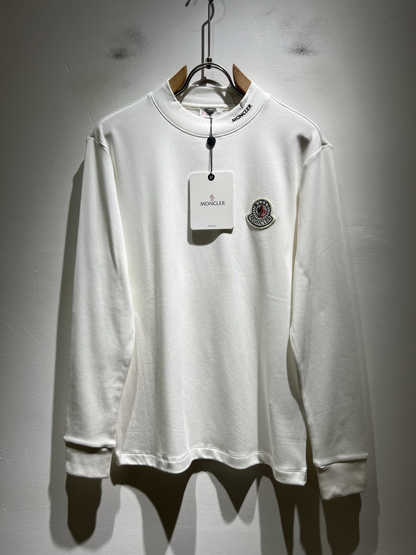 NO:526500,Moncler Mengjia New autumn and winter trade order long-sleeved base shirt, full quality!  !  Internet celebrity style!  The craftsmanship adopts the chest logo badge design!  The upper body is comfortable and breathable, not stiff, and the overall three-dimensional feeling is rich. Quality export orders, customized exclusive long-length cotton fabric tailoring to meet the simple needs of commuters for dressing. The upper body is very effective, it looks slim and not picky about the figure. The fabric workmanship... Improper, good craftsmanship can make you look good and tasteful, a must-have item for everyone!  Size M-3XL, alexander wang19860909Moncler蒙家 秋冬新款贸易订单长袖打底衫,全品相！！网红款！工艺采用胸前logo徽章设计！上身舒适透气,不僵硬,整体有着丰富的立体感,品质出口订单,定制专属长绒棉面料剪裁,满足通勤人们对于着装的简约需求,上身效果很好,显瘦,不挑剔身材.面料做工....无可挑剔,好工艺好面料才能穿出好品味一款,人手必备单品！尺码M-3XL,,alexander wang,Men's clothing