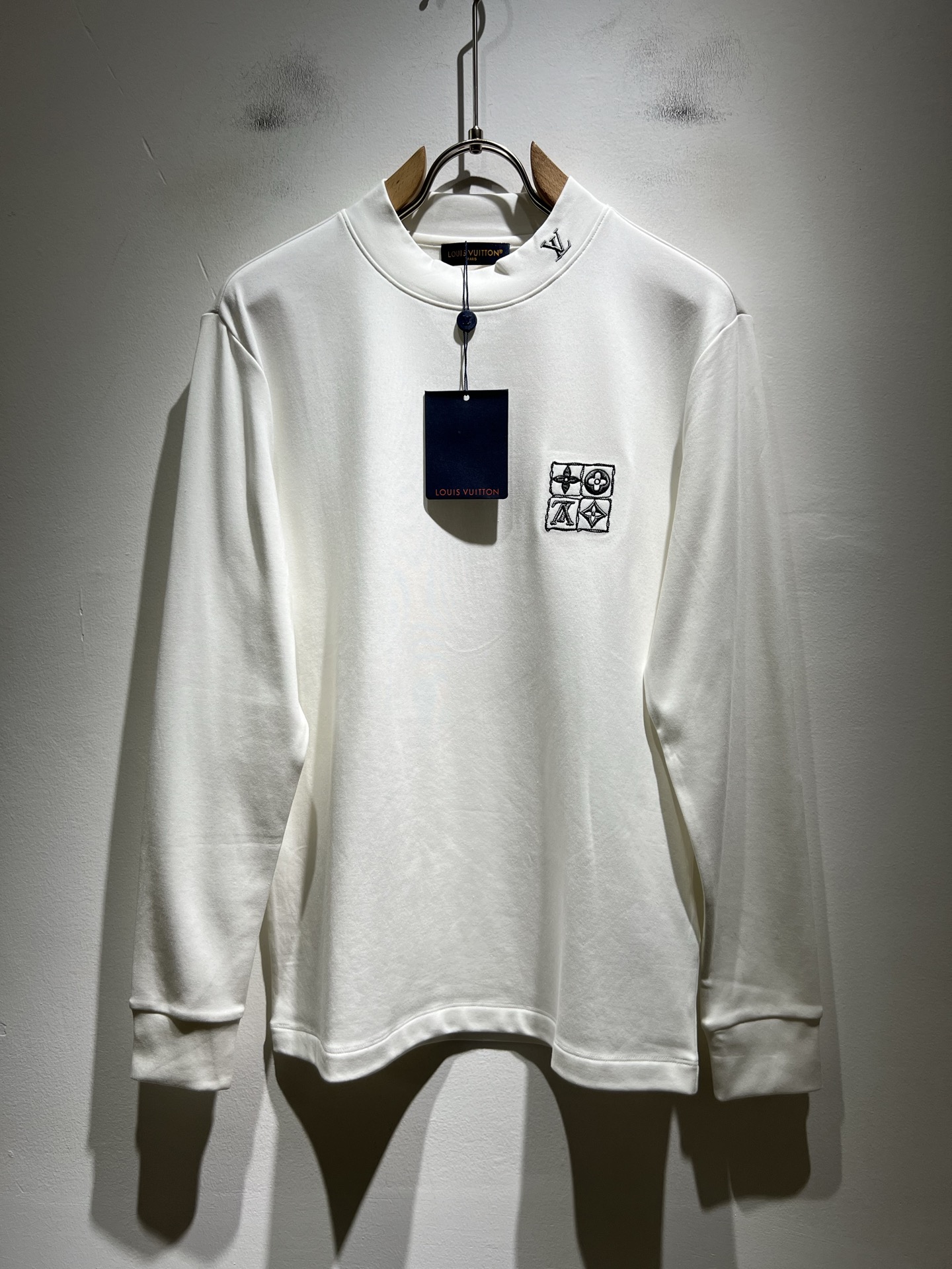 NO:525335,LouisVuitt*Louis*Den New autumn and winter men's long-sleeved base shirt, very fashionable chest logo embroidery decoration!  Different from the past, it declares the design concept that has been passed down for many years in the brand!  Its eye-catchingness is no less than any classic style, perfectly presenting the fashionable, high-end and luxurious feeling in front of the world!  Selected high-quality pure cotton fabrics, soft and soft to the touch, the skin-friendly and delicate, the actual product is definitely beyond your imagination, and it has been brought to the extreme!  Size M-3XL, louis vuitton,louis vuitton,alexander wang19860909LouisVuitt*路易*登 秋冬新款男士长袖打底衫,非常时髦胸前logo刺绣修饰！区别于以往的不同,宣示品牌传承多年的设计理念！其吸睛度完全不亚于任何经典款式,将时髦高级感与奢华感完美呈现在世人眼前！精选优质纯棉面料,触感软糯亲肤细腻,实物到手绝对超乎你的想象,发挥到了极致！尺码M-3XL,,louis vuitton,louis vuitton,alexander wang,Men's clothing