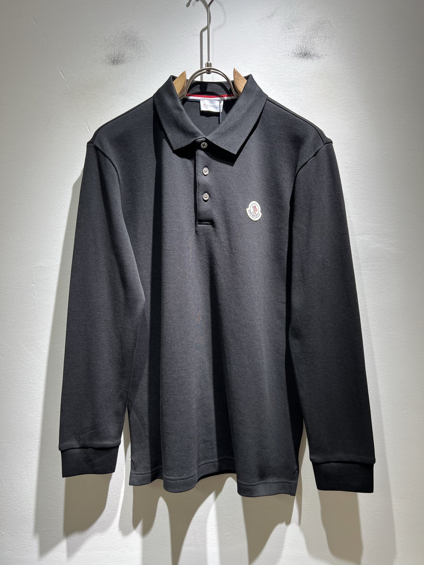 NO:526494,MON Meng**’s new autumn and winter style men’s original single men’s short-sleeved POLO shirt, trading company goods, and the official website is available at the same time!  This type of basic items is a must-see every season. It is equipped with imported pearl mesh cotton, which has both comfort and breathability, and the overall visual value is full, and the logo logo badge is modified!  A single item with extremely high dressing rate!  Standard style and tailoring, comfortable stretching, and unrestrained exercise!  The lapel design meets the needs of simple styles, while having strong practical wearability, high-end, atmospheric and high-end!  Universal and versatile model. Size M-3XL, T-shirt, alexander wang19860909MON蒙**口秋冬新款男士原单男士短袖POLO衫,贸易公司货,官网同步发售！此类型的基础单品是每季必出现的,客供进口珠地网眼棉,舒适性与透气性兼备,整体视觉值满分,标志logo徽章修饰！穿搭率极高的单品！版型剪裁标准,伸展舒适,运动无拘束！翻领的设计在满足简约的风格上的需求同时,实穿性强,高端大气上档次！ 万能百搭款.尺码M-3XL,,T-shirt,alexander wang,Men's clothing