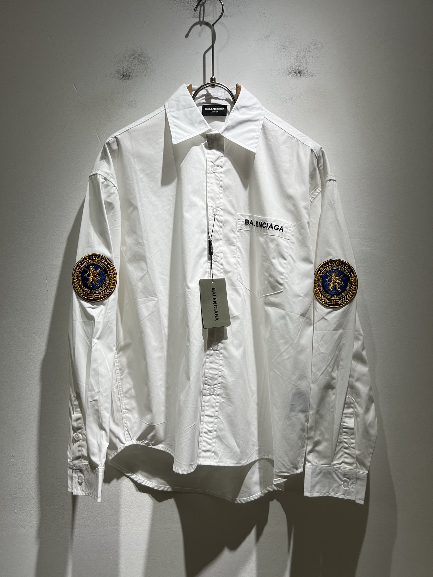 NO:525339,BALENCI*GA Paris* Home Autumn New Men's and Women's Same Shirts, Fashionable Casual Shirts with Stylish Logo Patterns, Logo Patterns and Embroidery Design!  The most designed and selected poplin cotton fabric is soft and skin-friendly, comfortable and breathable, and you can’t picky about it. The real thing will definitely make you love it!  Loose, small, shoulder-dead round neck cut, genderless couple mixed styles, opening up a new fashion charm!  Differentiate the market version of the high-end custom series!  Size S-XL, balenciaga, alexander wang19860909BALENCI*GA巴黎*家 秋季新款男女同款衬衣,走秀图案印花时尚休闲衬衣,标志logo图案刺绣设计！极具设计精选客供府绸棉面料,手感柔软亲肤,着身舒适透气性都无法挑剔,实物绝对会让你爱不释手！宽松小落肩的圆领版型裁剪,无性别主义的情侣混穿款式,打开全新的时装新韵味！区别市场版本高定系列！尺码S-XL,,balenciaga,alexander wang,Men's clothing