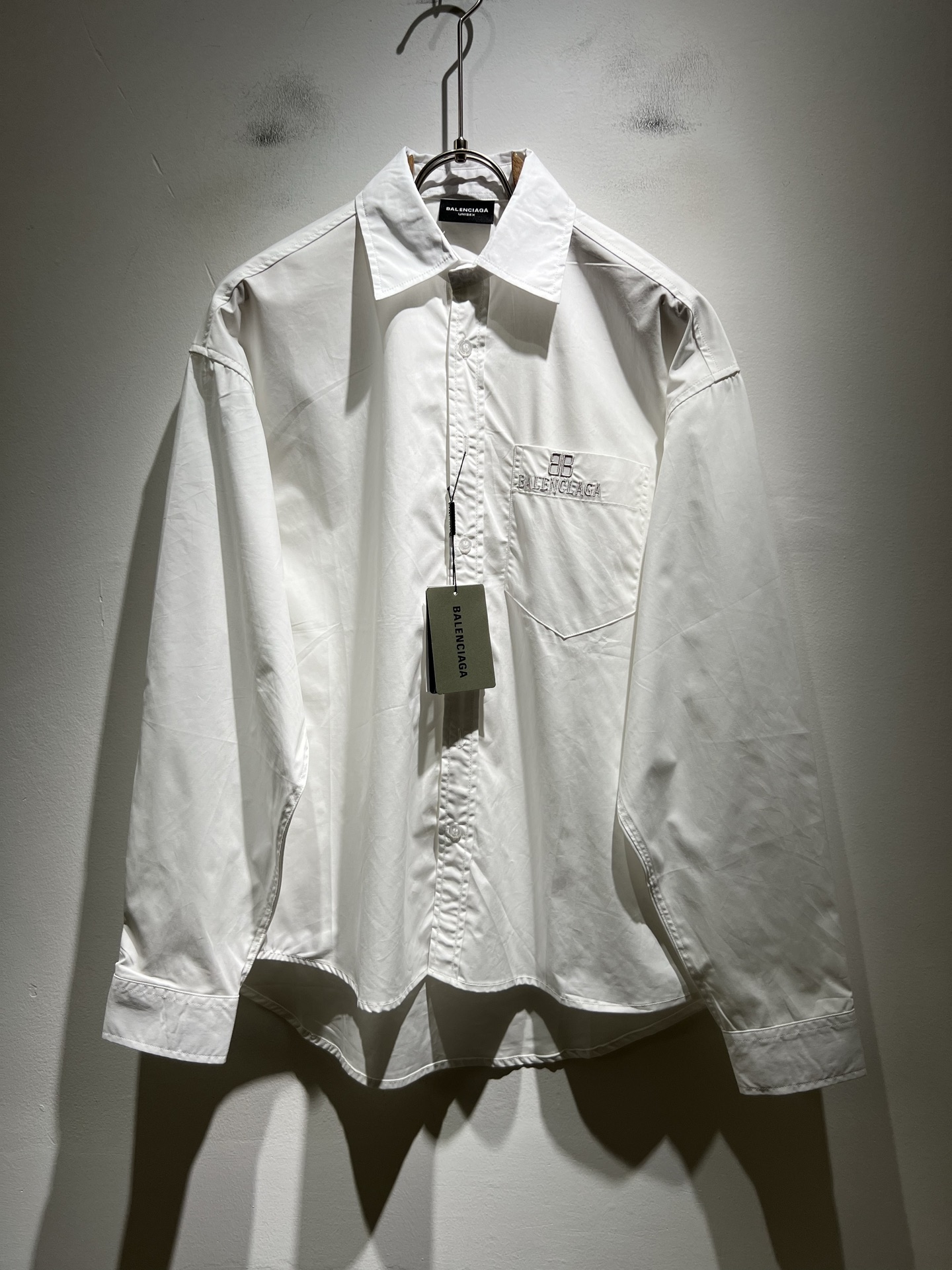 NO:525333,BALENCI*GA Paris* Home Autumn New Men's and Women's Same Shirts, Fashionable Casual Shirts with Stylish Logo Patterns, Logo Patterns and Embroidery Design!  The most designed and selected poplin cotton fabric is soft and skin-friendly, comfortable and breathable, and you can’t picky about it. The real thing will definitely make you love it!  Loose, small, shoulder-dead round neck cut, genderless couple mixed styles, opening up a new fashion charm!  Differentiate the market version of the high-end custom series!  Size S-XL, balenciaga, alexander wang19860909BALENCI*GA巴黎*家 秋季新款男女同款衬衣,走秀图案印花时尚休闲衬衣,标志logo图案刺绣设计！极具设计精选客供府绸棉面料,手感柔软亲肤,着身舒适透气性都无法挑剔,实物绝对会让你爱不释手！宽松小落肩的圆领版型裁剪,无性别主义的情侣混穿款式,打开全新的时装新韵味！区别市场版本高定系列！尺码S-XL,,balenciaga,alexander wang,Men's clothing