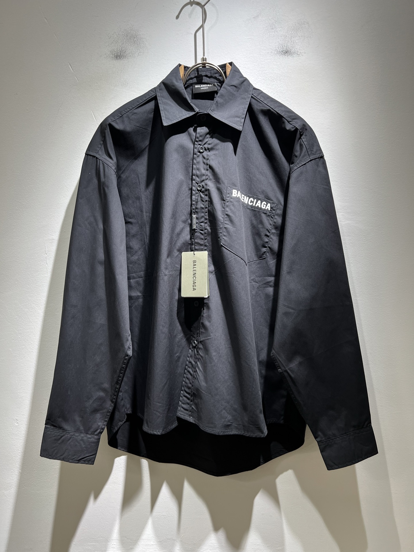 NO:525323,BALENCI*GA Paris* Home Autumn New Men's and Women's Same Shirts, Fashionable Casual Shirts, Logo Logo Pattern Printing Design!  The most designed and selected poplin cotton fabric is soft and skin-friendly, comfortable and breathable, and you can’t picky about it. The real thing will definitely make you love it!  Loose, small, shoulder-dead round neck cut, genderless couple mixed styles, opening up a new fashion charm!  Differentiate the market version of the high-end custom series!  Size S-XL, balenciaga, alexander wang19860909BALENCI*GA巴黎*家 秋季新款男女同款衬衣,走秀图案印花时尚休闲衬衣,标志logo图案印花设计！极具设计精选客供府绸棉面料,手感柔软亲肤,着身舒适透气性都无法挑剔,实物绝对会让你爱不释手！宽松小落肩的圆领版型裁剪,无性别主义的情侣混穿款式,打开全新的时装新韵味！区别市场版本高定系列！尺码S-XL,,balenciaga,alexander wang,Men's clothing