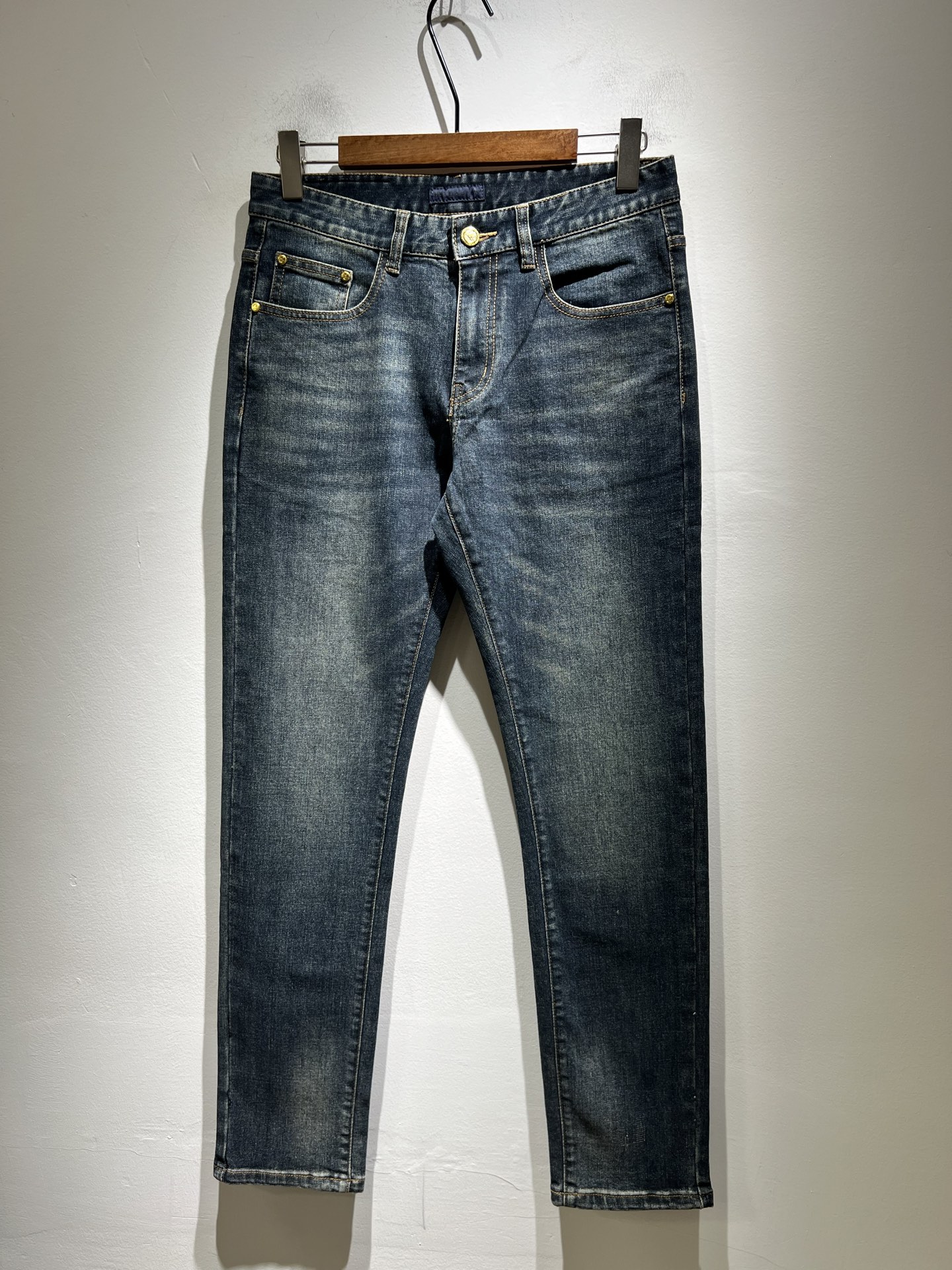 NO:525317,PRA*DA New autumn and winter products are on sale!  Denim is high-end, versatile and pragmatic, and not sensational!  Limited editions in Hong Kong, Macao and Taiwan!  !  Three-dimensional cut cotton material!  The Taiwan foreign trade company undertakes the exquisite and delicate materials, which seems to be Prada's patented high-quality custom-made original hardware logo design!  Not only in the material, color and style, the life philosophy behind the design just fits the dual mentality of modern people's pursuit of personal practicality and fashion aesthetics, and achieves a perfect balance between function and aesthetics. It is not only the display of fashion trends, but also the ultimate of modern aesthetics. P's vision does not limit the indispensable components of the core value of fashion brands, another alternative to mature styles and sizes 29-40, prada, prada, alexander wang19860909PRA*DA 普拉达 秋冬新品发售！牛仔高级百搭实用主义不哗众取宠！港澳台地区限定款！！立体裁剪纯棉材质！台湾外贸公司承接、材质精致细腻似乎是普拉达专利品质上乘 定制原版五金logo设计！不仅在材料、颜色与款式工夫,设计背后的生活哲学正巧契合现代人追求切身实用与流行美观的双重心态,在机能与美学之间取得完美平衡,不但是时尚潮流的展现,更是现代美学的极致.P的视野并没有局限时尚品牌核心价值中不可或缺的组成部分、的另一种选择替代风格成熟、尺码29-40,,prada,prada,alexander wang,Men's clothing