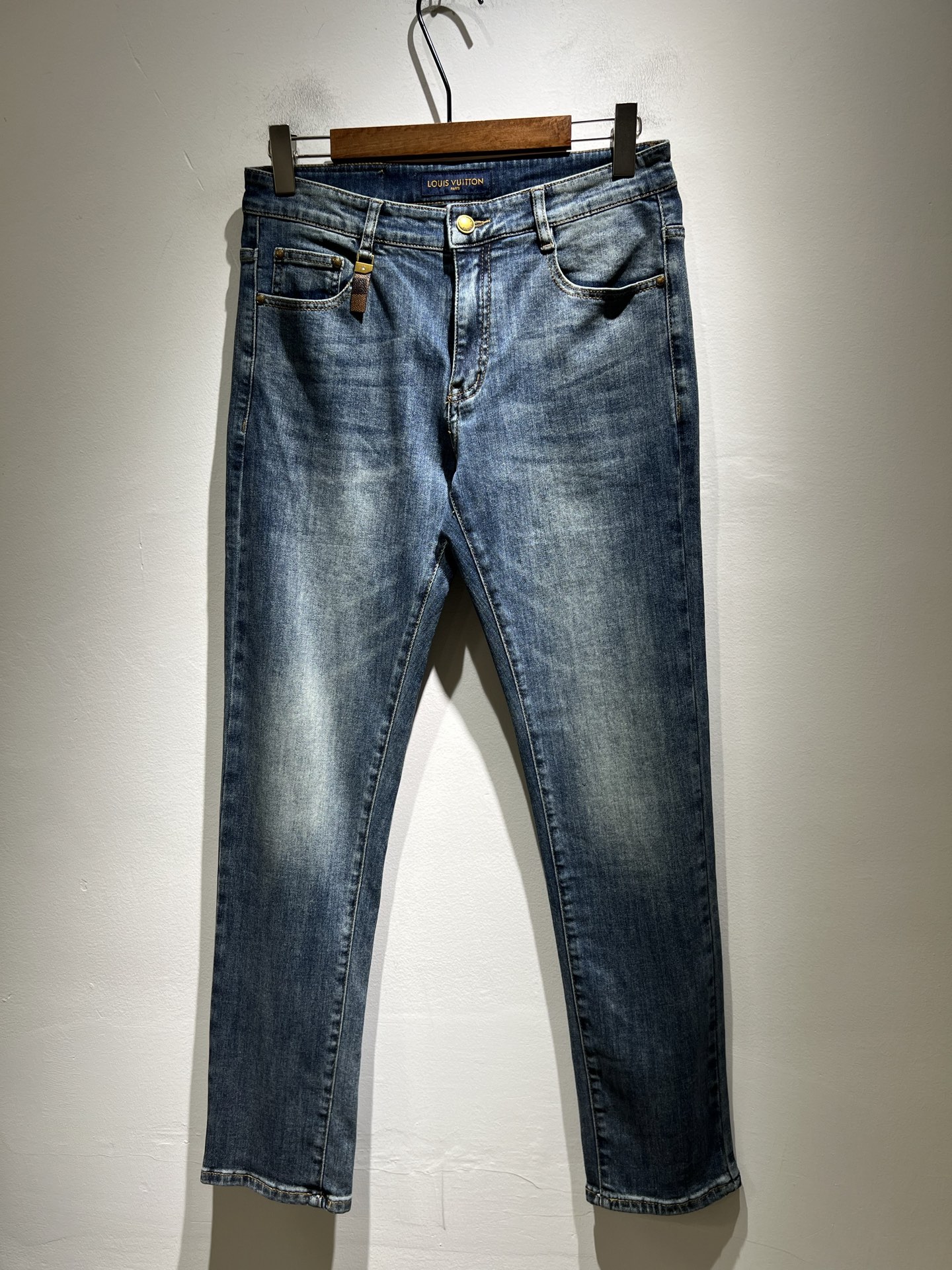 NO:525334,Louis Vuitto*Louis*Deng Fall and Winter New Men's Classic Washed Small Straight Jeans. Excellent upper body performance, a versatile choice, and a great value-for-money sharing!  !  As a classic combination of simple elements for boys, the classic jeans series of Louis meets the Louis classic jeans series, this has always been a legendary item in the industry and a lasting item. Many men with senior economic strength are guests of the Louis family. Countless bigwigs have performed this sentence. This is even circulated in the fashion circle. It is made of top denim jeans. After high-end washing process, it is of great grade and luxury. Nameplate waist brand hardware logo auxiliary material design!  The fabric is excellent and comfortable on the upper body, giving people a full of trendy and fashionable atmosphere, interpreting luxury and trend to the extreme. The classic, exquisite and precise straight-tube cutting design, and the thickness can be even better across all seasons!  Size 30 -40, louis vuitton,louis vuitton,alexander wang19860909Louis Vuitto*路易*登秋冬新款男士经典水洗小直筒牛仔长裤.绝佳的上身性能,百搭之选,超值性价比分享！！作为男生简约元素经典搭配,路遇路易经典仔裤系列,这个一直是业内的传奇单品,也是经久不衰的单品,很多具有资深经济实力的男人都是路易家族的座上客,无数的大佬都曾演绎过,时尚圈更是流传这么一句话,顶级丹宁牛仔面料打造而成,经高端水洗工艺处理后,极具档次与奢华感.铭牌腰牌五金logo辅料设计！面料极好上身舒适,给人满满的潮流时髦气息,将奢华与潮流感演绎到了极致,经典精湛精准的直筒版型裁剪设计,厚度更是能横跨四季必入好款！ 尺码30 -40,,louis vuitton,louis vuitton,alexander wang,Men's clothing