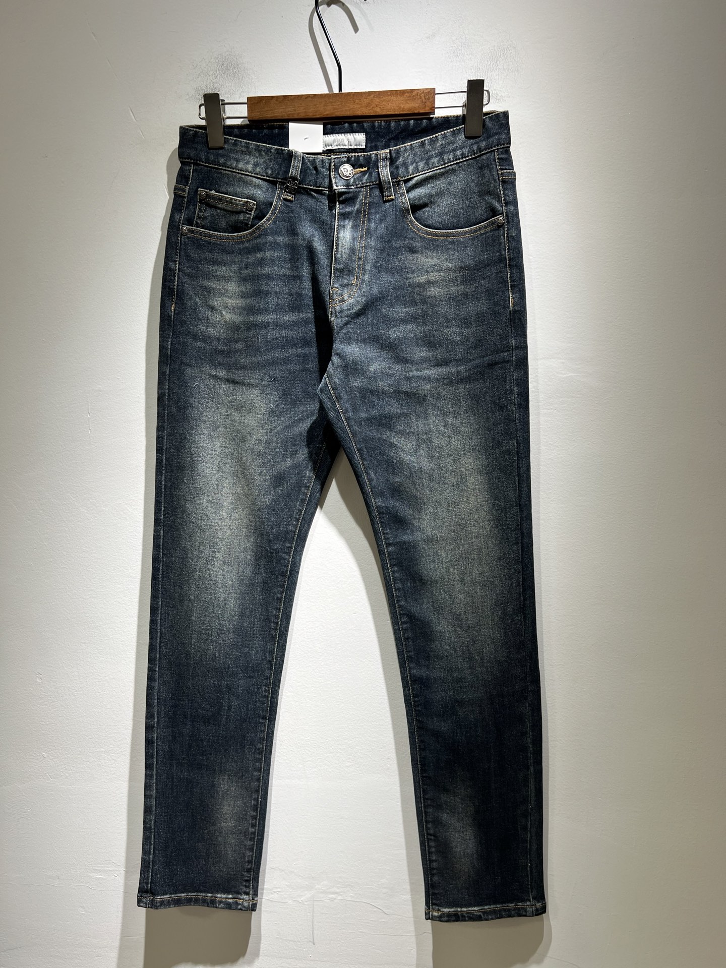 NO:525332,Dio*r Dijia Autumn and Winter Men's Washed Small Straight Jeans!  Trading company channel is awesome, with excellent quality, versatile versatile pants king in the fashion circle, European and American street photography mid-to-high frequency wear demonstration, leather waist brand logo design!  And it is a must-have item for luxury brands every season!  Very pure and minimalist design tone!  Adhering to the D family's consistent fashion proposition, it is quite eye-catching, and it demonstrates its ingenious craftsmanship and strongly posits its brand identity!  Customized Italian tannin fabrics are invincible in texture and have a charm, perfect style and tailoring, and excellent slimming effect. They can sweep the wardrobe and match any top set. They are widely compatible and casual, with full upper body shapes and invincible fashionable and versatile!  Size 29 -40,dior,dior,dior,jeans,alexander wang19860909Dio*r 迪家 秋冬男士水洗小直筒牛仔裤！贸易公司渠道牛货,品相超赞,时尚圈万能的百搭裤王,欧美街拍中高频穿搭示范,皮革腰牌logo设计！且是奢侈品牌每季必出的单品！非常纯粹极简的设计基调！秉承了D家一贯的时尚主张,颇具看点,即彰显了匠心工艺又有力的标榜了品牌身份！客供意大利定制丹宁面料,质感无敌赞,颇具韵味,版型剪裁完美,提臀修身显瘦效果极佳,可横扫衣橱任何的上装搭配,兼容性广泛,休闲兼备,上身型款十足,无敌的时髦百搭神品！尺码29 -40,,dior,dior,dior,jeans,alexander wang,Men's clothing