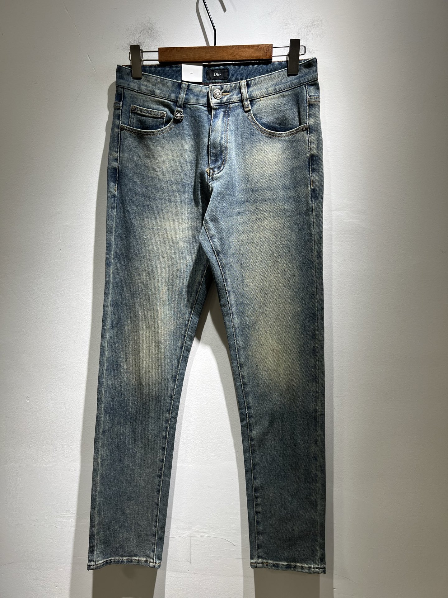 NO:525328,Dio*r Dijia Autumn and Winter Men's Washed Small Straight Jeans!  Trading company channel is awesome, with excellent quality, versatile versatile pants king in the fashion circle, European and American street photography mid-to-high frequency wear demonstration, leather waist brand logo design!  And it is a must-have item for luxury brands every season!  Very pure and minimalist design tone!  Adhering to the D family's consistent fashion proposition, it is quite eye-catching, and it demonstrates its ingenious craftsmanship and strongly posits its brand identity!  Customized Italian tannin fabrics are invincible in texture and have a charm, perfect style and tailoring, and excellent slimming effect. They can sweep the wardrobe and match any top set. They are widely compatible and casual, with full upper body shapes and invincible fashionable and versatile!  Size 29 -40,dior,dior,dior,jeans,alexander wang19860909Dio*r 迪家 秋冬男士水洗小直筒牛仔裤！贸易公司渠道牛货,品相超赞,时尚圈万能的百搭裤王,欧美街拍中高频穿搭示范,皮革腰牌logo设计！且是奢侈品牌每季必出的单品！非常纯粹极简的设计基调！秉承了D家一贯的时尚主张,颇具看点,即彰显了匠心工艺又有力的标榜了品牌身份！客供意大利定制丹宁面料,质感无敌赞,颇具韵味,版型剪裁完美,提臀修身显瘦效果极佳,可横扫衣橱任何的上装搭配,兼容性广泛,休闲兼备,上身型款十足,无敌的时髦百搭神品！尺码29 -40,,dior,dior,dior,jeans,alexander wang,Men's clothing