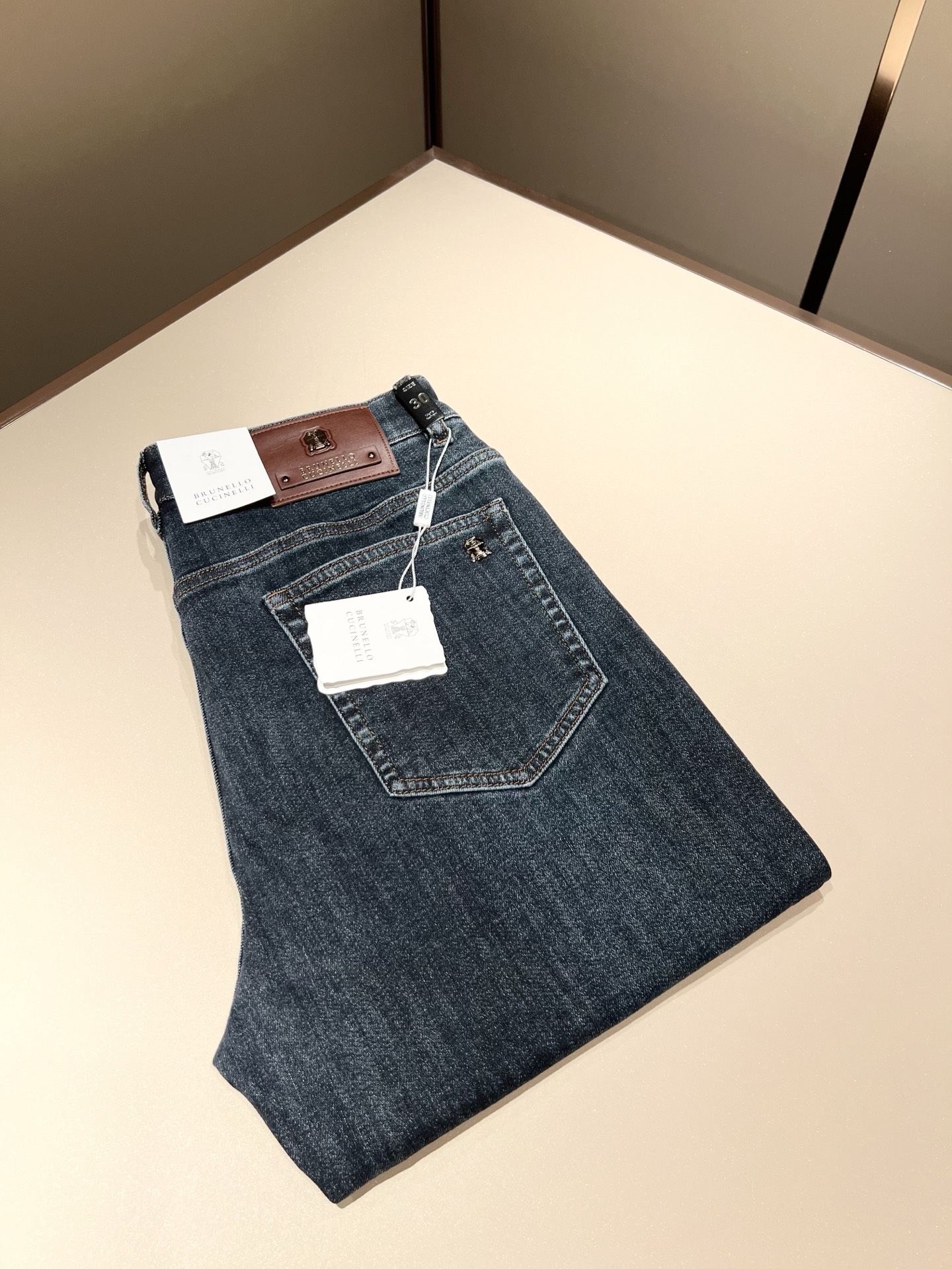 NO:531901,BC-Brunello Cucineli New autumn and winter men's fashion high-end casual jeans, Hong Kong foreign business channel goods, original Japanese products, pure blood quality, perfectly continues the essence and genes of LOE*'s home. From the main fabric to the detailed craftsmanship, all show the ingenuity of quality, use multiple brand elements to interpret, and choose the precious cowhide material to build a logo waist brand design!  Identity manifestation that belongs to the soul!  Customer-supplied high-end imported pure cotton fabrics, very high-end and fashionable detailed craftsmanship, red ear cloth is completed by a specific antique loom. This element represents the identity and rank of jeans, which is very worthy of careful appreciation!  In terms of matching, it is invincible and explains the versatility in place, with ingenious details and exquisite accessories. The auxiliary materials are all provided by foreign merchants. They are tailored and slim, and the upper body is lifted with an excellent effect. They are a styling item that is hard to come by!  Size 29-40, brunello cucinelli,loewe,jeans,cowhide,alexander wang19860909BC-Brunello Cucineli 秋冬新品男士时装款高端休闲牛仔裤,香港洋行渠道货,日本原厂出品,纯血统品质,完美延续了LOE*家的精髓与基因,从主体面料到细节工艺,无不彰显出品质的匠心所在,运用多个品牌元素标识来诠释,选取矜贵的牛皮材质构建logo腰牌设计！属于灵魂式的身份彰显！客供高级进口的纯棉面料,非常高级且时髦的细节工艺,赤耳布是由特定古董织布机完成,此元素代表着牛仔裤的身份及段位,非常值得细品悦人！在搭配上所向无敌,把百搭阐释到位,细节匠心考究,辅料皆为外商客供,剪裁合体修身,上身提臀效果绝佳,可遇而不可求的造型单品！尺码29-40,,brunello cucinelli,loewe,jeans,cowhide,alexander wang,Men's clothing