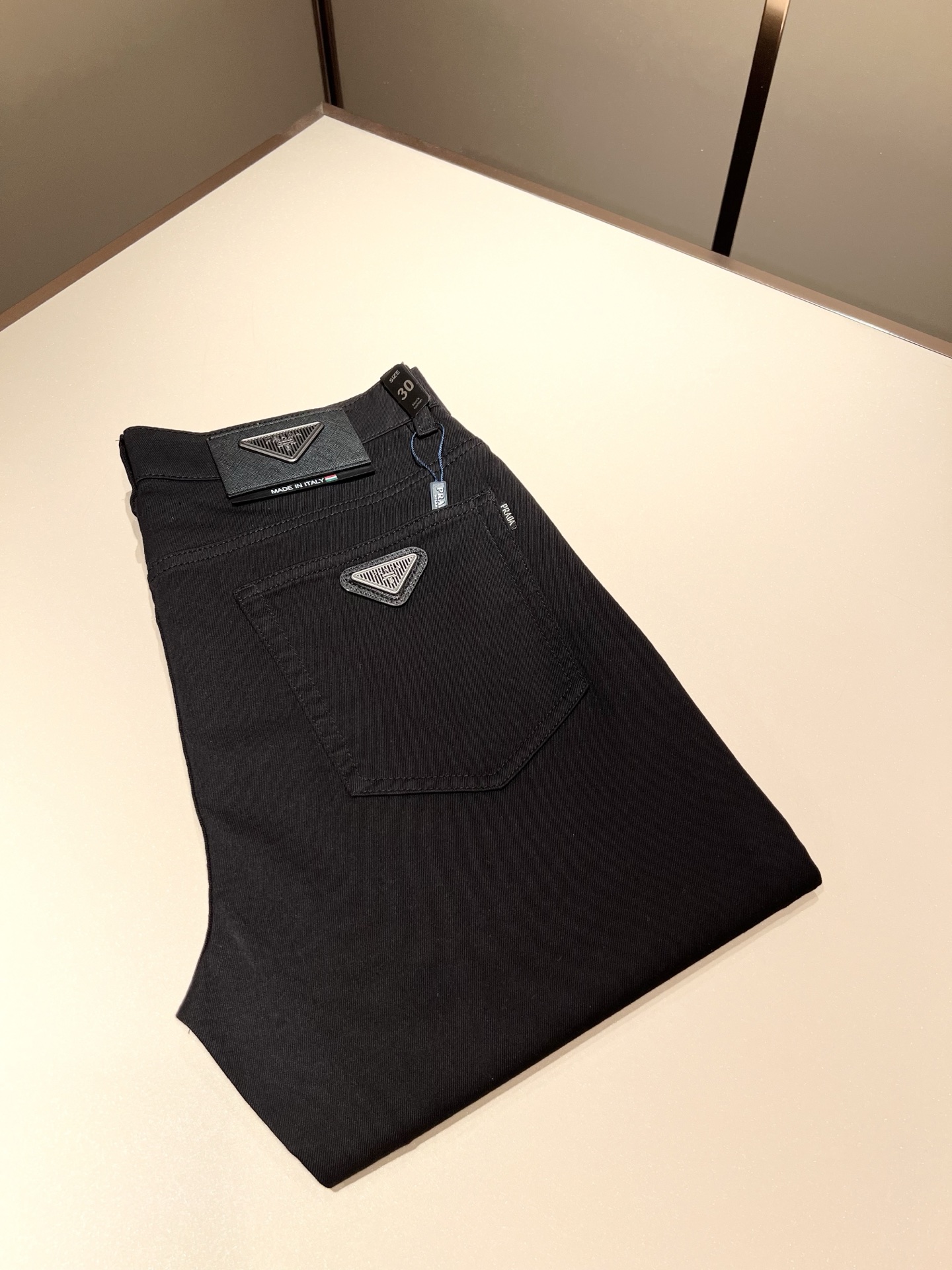 NO:528622,PRA*DA Prada 2025 autumn and winter new products are on sale!  Denim is high-end, versatile and pragmatic, and not sensational!  Limited editions in Hong Kong, Macao and Taiwan!  !  Three-dimensional cut cotton material!  The Taiwan foreign trade company undertakes the exquisite and delicate materials, which seems to be Prada's patented high-quality custom-made original hardware logo design!  Not only in the material, color and style, the life philosophy behind the design just fits the dual mentality of modern people's pursuit of personal practicality and fashion aesthetics, and achieves a perfect balance between function and aesthetics. It is not only the display of fashion trends, but also the ultimate of modern aesthetics. P's vision does not limit the indispensable components of the core value of fashion brands, another alternative to mature styles and sizes 29-40, prada, prada, alexander wang19860909PRA*DA 普拉达 2025秋冬新品发售！牛仔高级百搭实用主义不哗众取宠！港澳台地区限定款！！立体裁剪纯棉材质！台湾外贸公司承接、材质精致细腻似乎是普拉达专利品质上乘 定制原版五金logo设计！不仅在材料、颜色与款式工夫,设计背后的生活哲学正巧契合现代人追求切身实用与流行美观的双重心态,在机能与美学之间取得完美平衡,不但是时尚潮流的展现,更是现代美学的极致.P的视野并没有局限时尚品牌核心价值中不可或缺的组成部分、的另一种选择替代风格成熟、尺码29-40,,prada,prada,alexander wang,Men's clothing