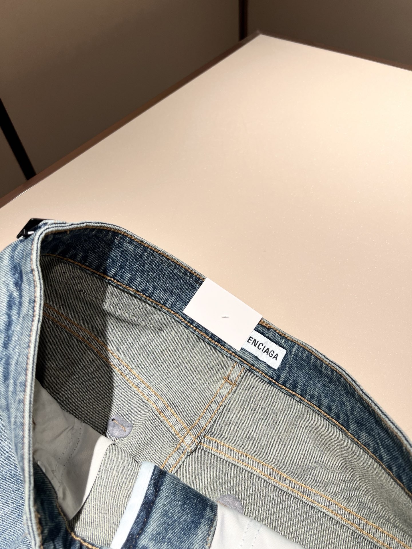 Balenci*ga巴黎*家 2025秋冬新款牛仔裤。B家的牛仔裤也是属一属二的.产出的牛仔也都是顶级的