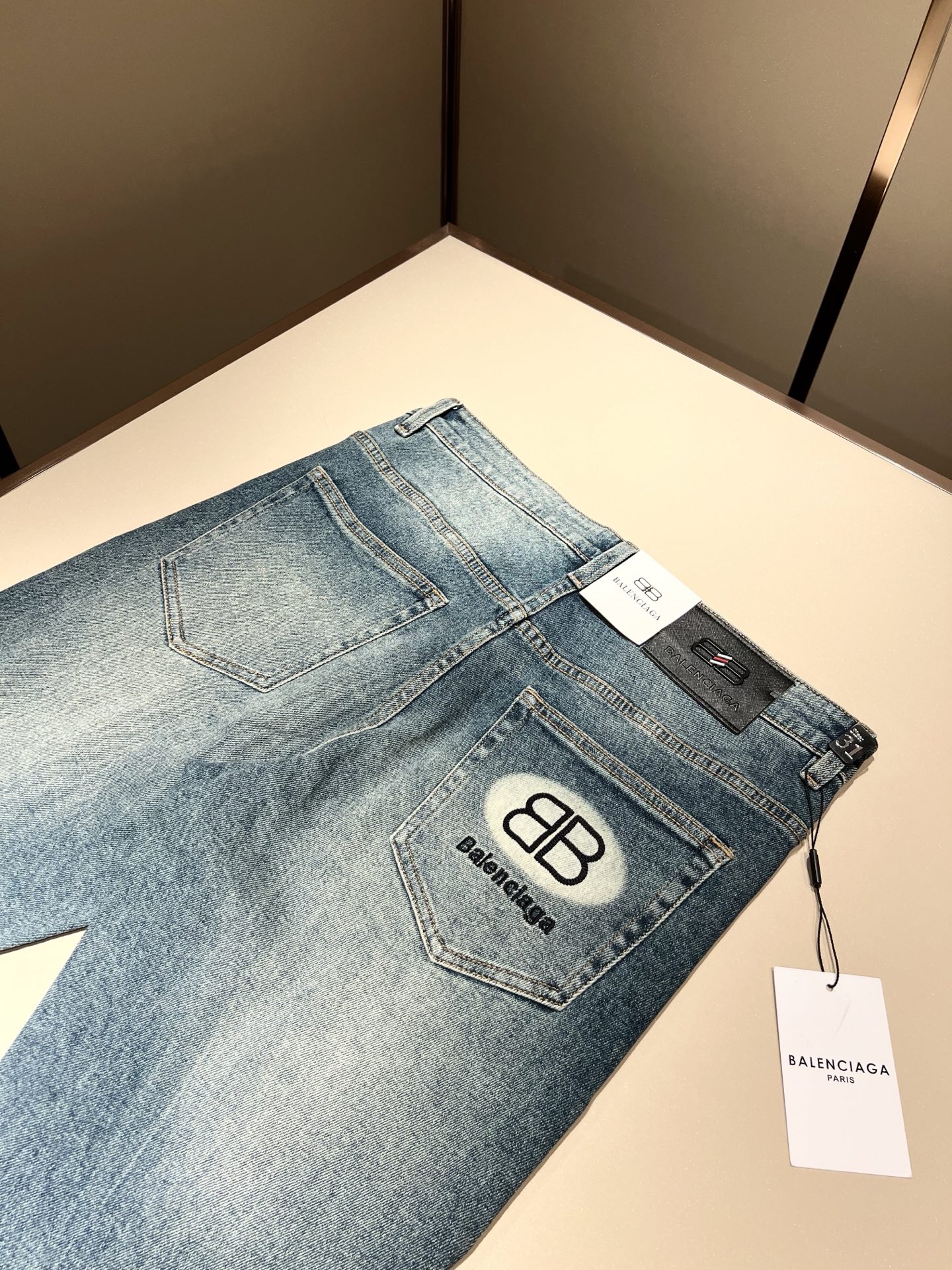 Balenci*ga巴黎*家 2025秋冬新款牛仔裤。B家的牛仔裤也是属一属二的.产出的牛仔也都是顶级的