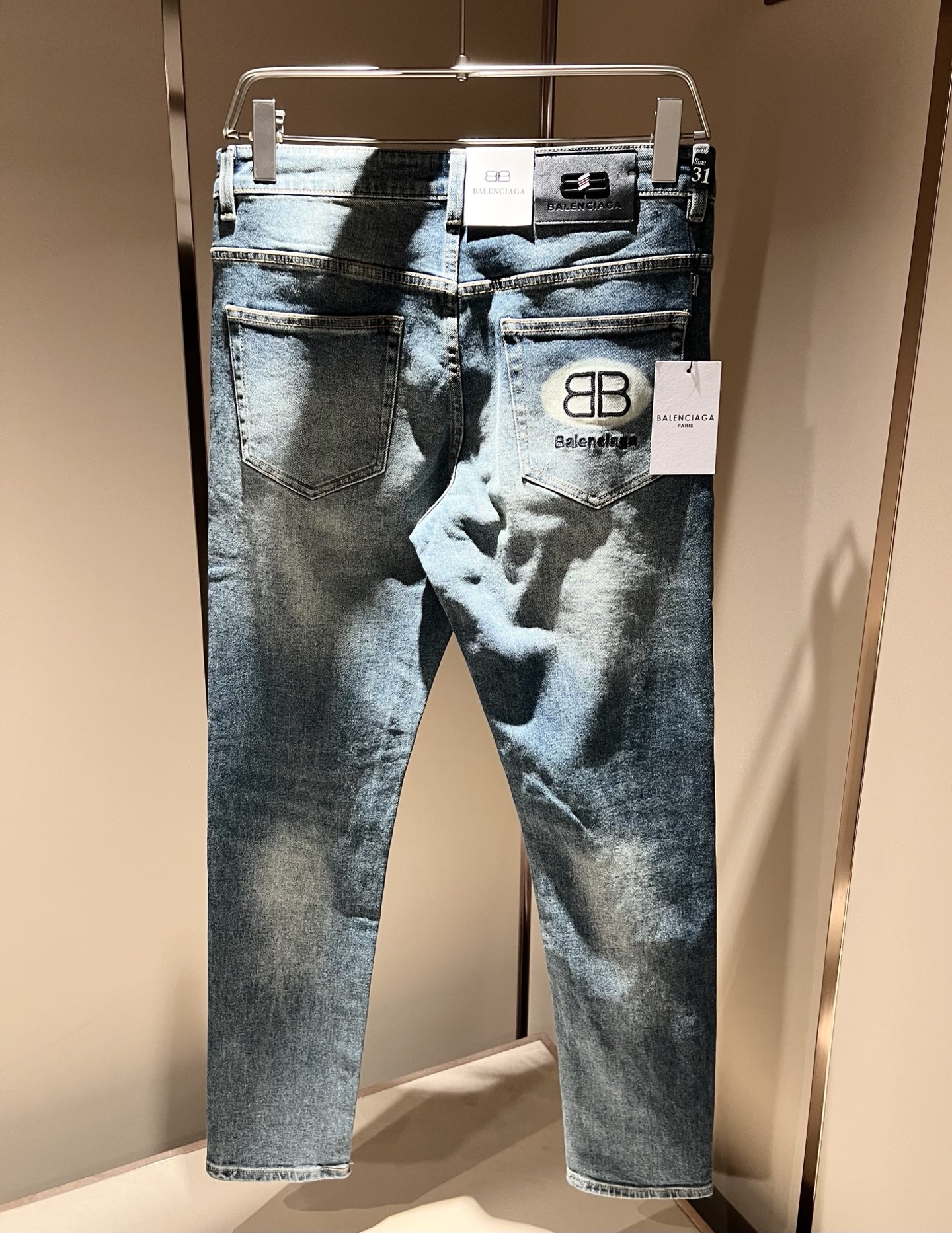 Balenci*ga巴黎*家 2025秋冬新款牛仔裤。B家的牛仔裤也是属一属二的.产出的牛仔也都是顶级的
