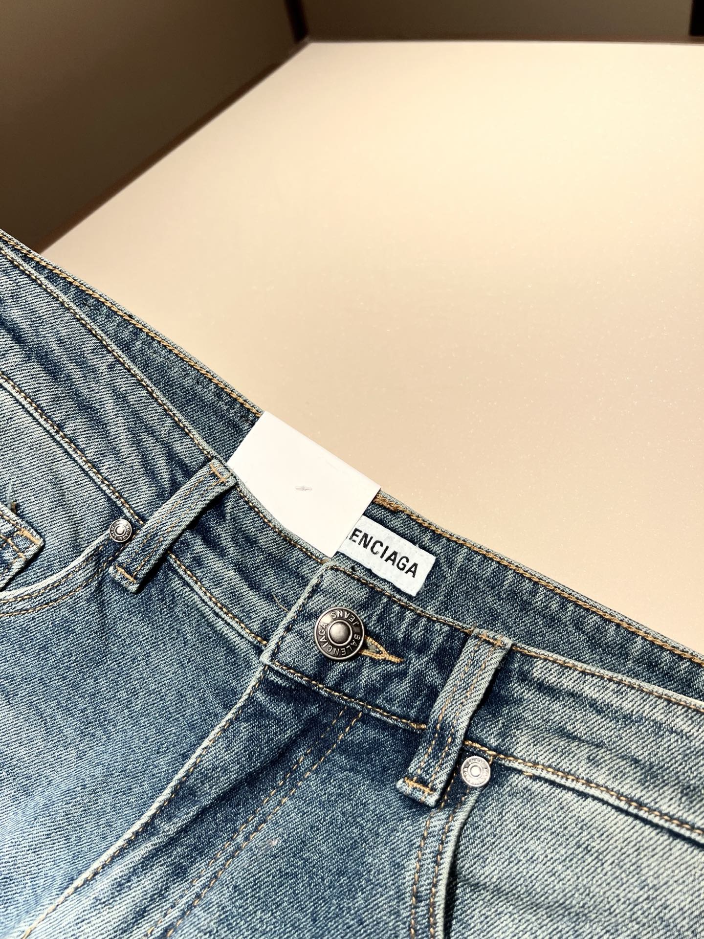 Balenci*ga巴黎*家 2025秋冬新款牛仔裤。B家的牛仔裤也是属一属二的.产出的牛仔也都是顶级的