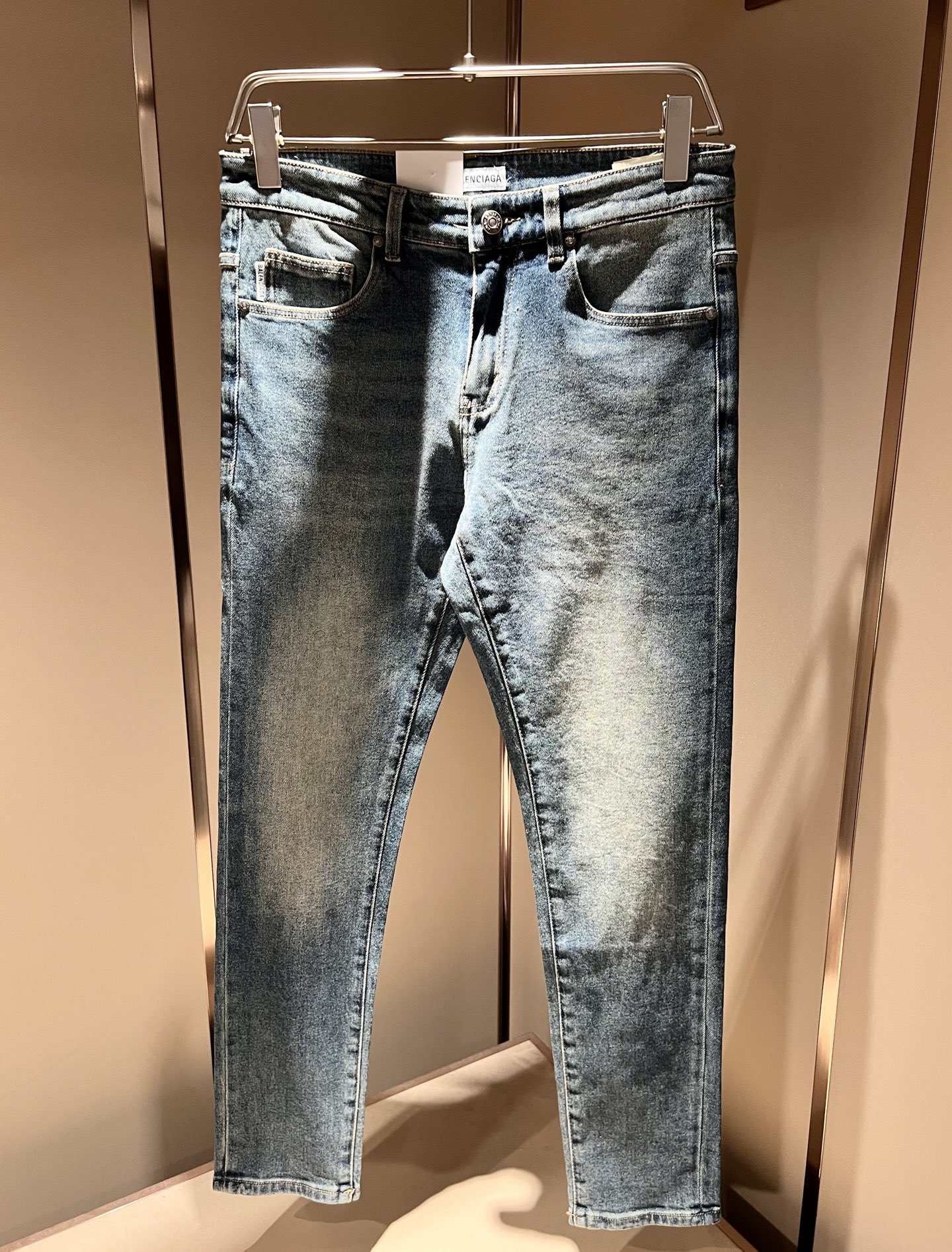 Balenci*ga巴黎*家 2025秋冬新款牛仔裤。B家的牛仔裤也是属一属二的.产出的牛仔也都是顶级的