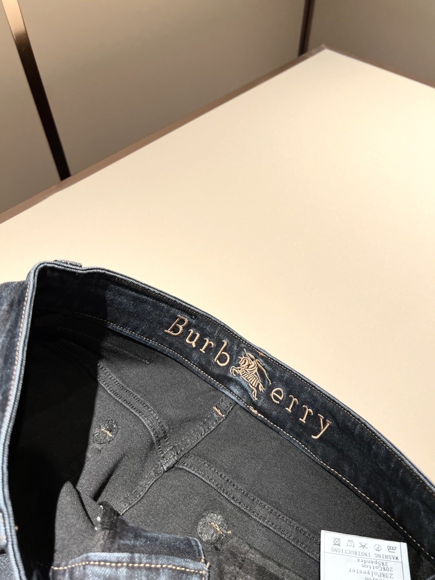 BURBER*Y巴*莉 2025秋冬新品男士高端休闲百搭牛仔裤！对于BUR粉丝来说，这样大气的经典设计足