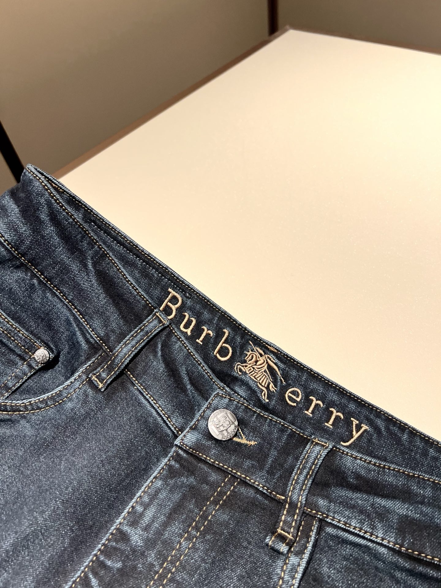 BURBER*Y巴*莉 2025秋冬新品男士高端休闲百搭牛仔裤！对于BUR粉丝来说，这样大气的经典设计足