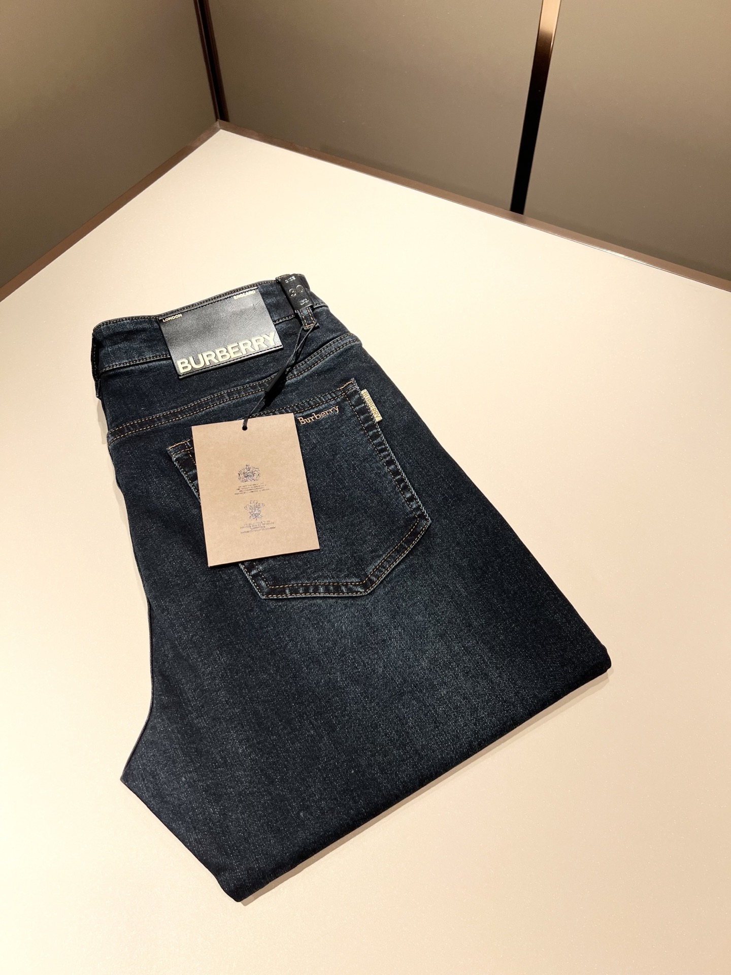 NO:531907,BURBER*Y Ba*li New autumn and winter high-end casual and versatile jeans for men!  For BUR fans, such a grand classic design is enough to plant grass at a glance. It is the most handsome series among all BUR jeans this year. I only need to take a look and know that this will definitely be a hit product that has caused a sensation, and it is popular on the Internet. The classic slim three-dimensional tailoring style is equipped with the latest logo pattern waist brand craft design!  Very representative waist brand modification!  It simply and easily demonstrates the charm of the brand, and naturally presents specifications, grades, fashion and trendy effects. It matches the performance to easily create a high-end and high-end effect!  The top imported Japanese washing cowboy is made of cotton, and it is comfortable and breathable, and has a natural drape, which is suitable for all year round outfits!  !  This jeans are made of three-dimensional cut and straight-fitting style. The magic and practical wearability of the single match are understandable. Whether you are wearing daily clothes or appearing on the high street, it is the best choice. It is super charming!  It also demonstrates the authentic BUR original flavor, and it also perfectly shows its specifications and rank!  Obviously, this is a big and powerful product that you must collect. Whether you are a fan of BUR or not, you must collect this product and highly recommend it!  Size 29-40, Burberry, jeans, alexander wang19860909BURBER*Y巴*莉 秋冬新品男士高端休闲百搭牛仔裤！对于BUR粉丝来说,这样大气的经典设计足矣一眼种草,是今年BUR所有牛仔裤当中最帅的一个系列,我只需要看一眼就知道,这绝对会是一个引起轰动的爆款,而且全网风靡,经典的修身立体剪裁版型打造,配置了最新的logo图案腰牌工艺设计！极具代表性腰牌修饰！简单轻松的彰显出品牌魅力所在,自然而然的呈现规格,档次,时髦以及新潮效果,搭配性能满分,轻松穿出高级感与高端效果！顶级的进口日本洗水牛仔棉质打造,并舒适透气感满分,且垂感自然,适合一年四季的穿搭所需！！此款牛仔裤采用了立体裁剪小直筒版型打造,其单配魔力与实穿性是无可厚非的,不管你是日常穿搭还是高街出镜都是不二之选,超具魅力！更是彰显了地地道道的的BUR原味,同时也是完美的展现了其规格和段位所在！很显然,这是一款绝对要收的重磅好货,不管你是不是BUR的粉丝,此款你都必须要收,极力推荐的好货！尺码29-40,,burberry,jeans,alexander wang,Men's clothing