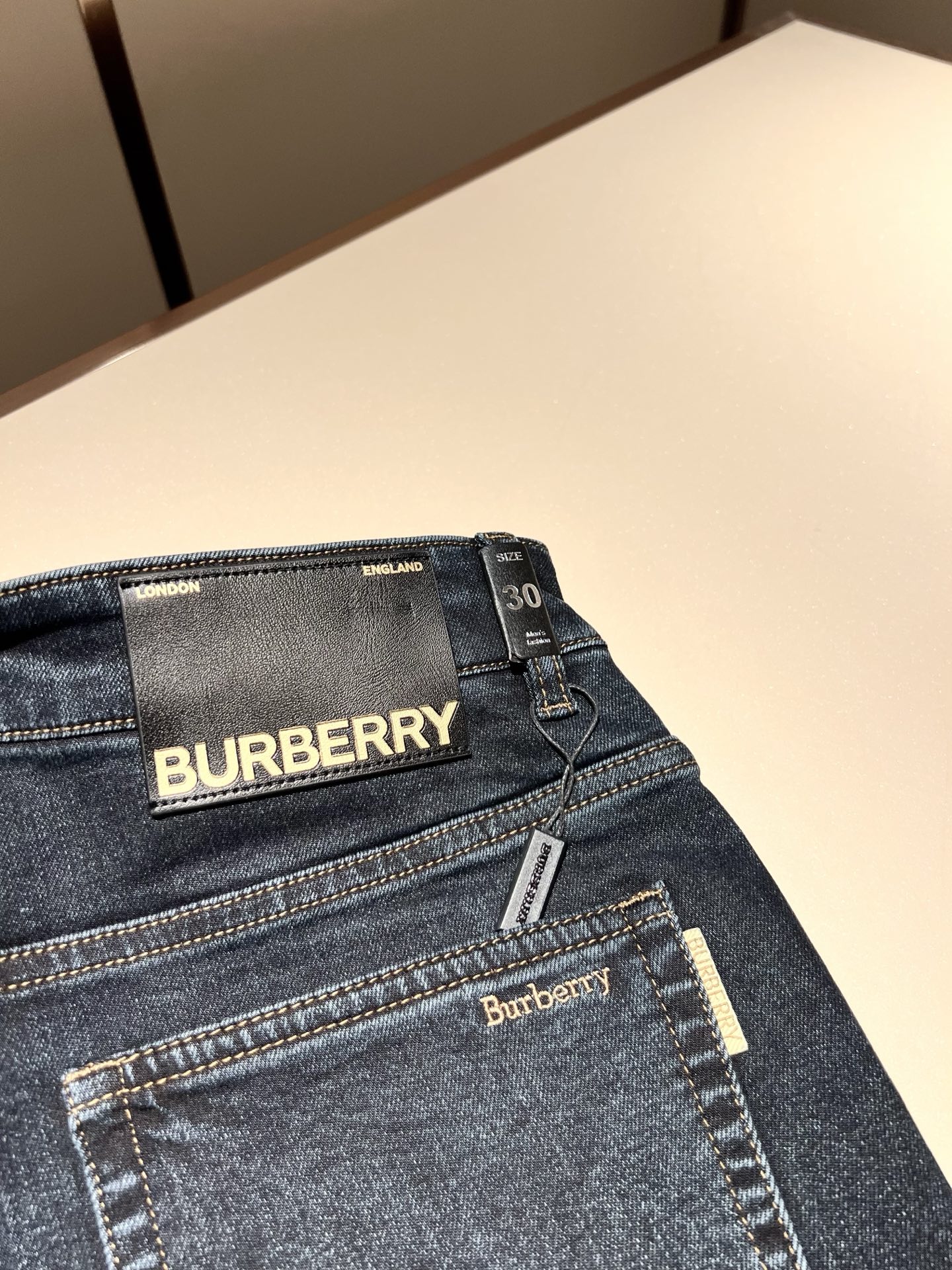 BURBER*Y巴*莉 2025秋冬新品男士高端休闲百搭牛仔裤！对于BUR粉丝来说，这样大气的经典设计足