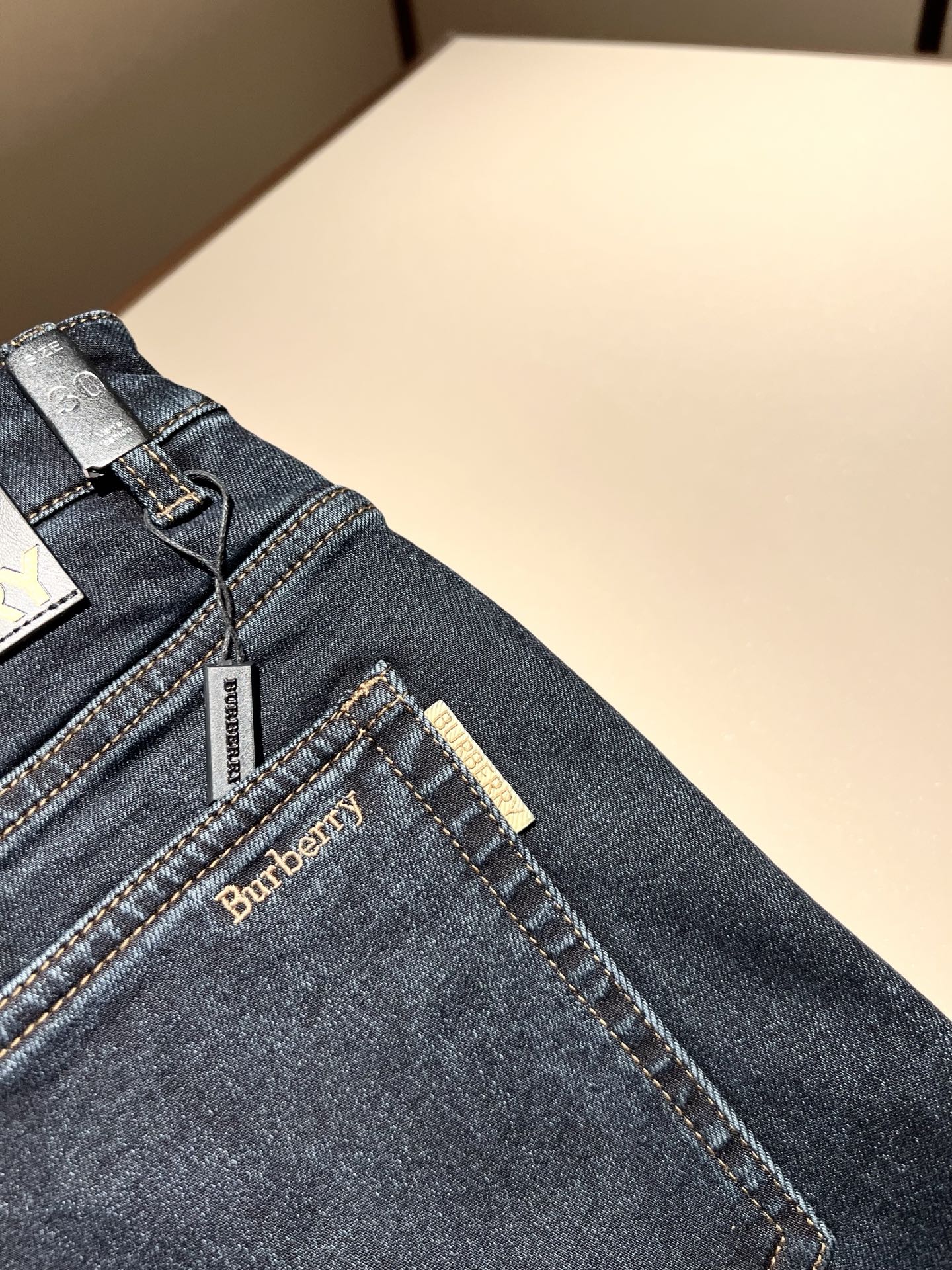 BURBER*Y巴*莉 2025秋冬新品男士高端休闲百搭牛仔裤！对于BUR粉丝来说，这样大气的经典设计足