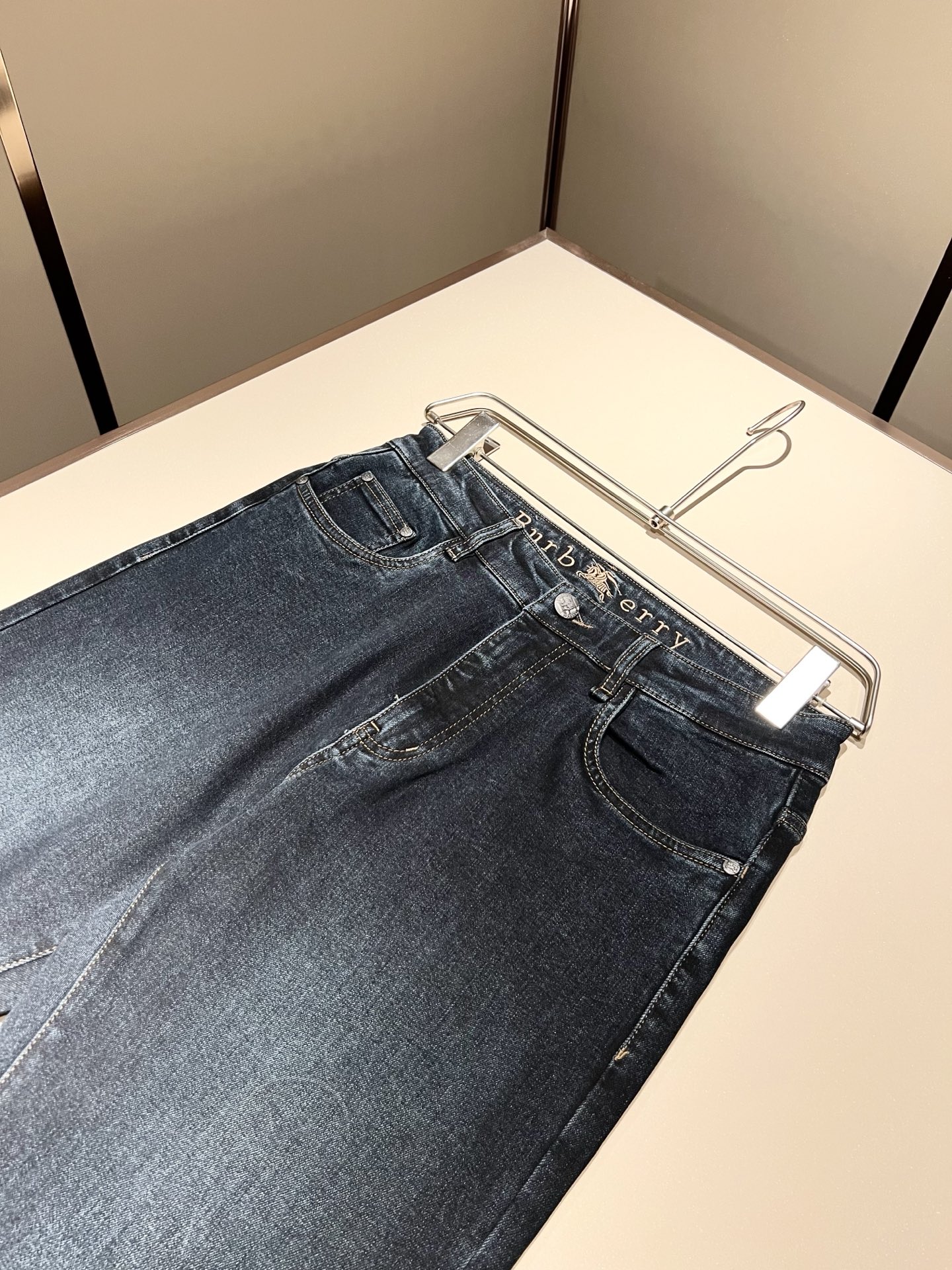 BURBER*Y巴*莉 2025秋冬新品男士高端休闲百搭牛仔裤！对于BUR粉丝来说，这样大气的经典设计足