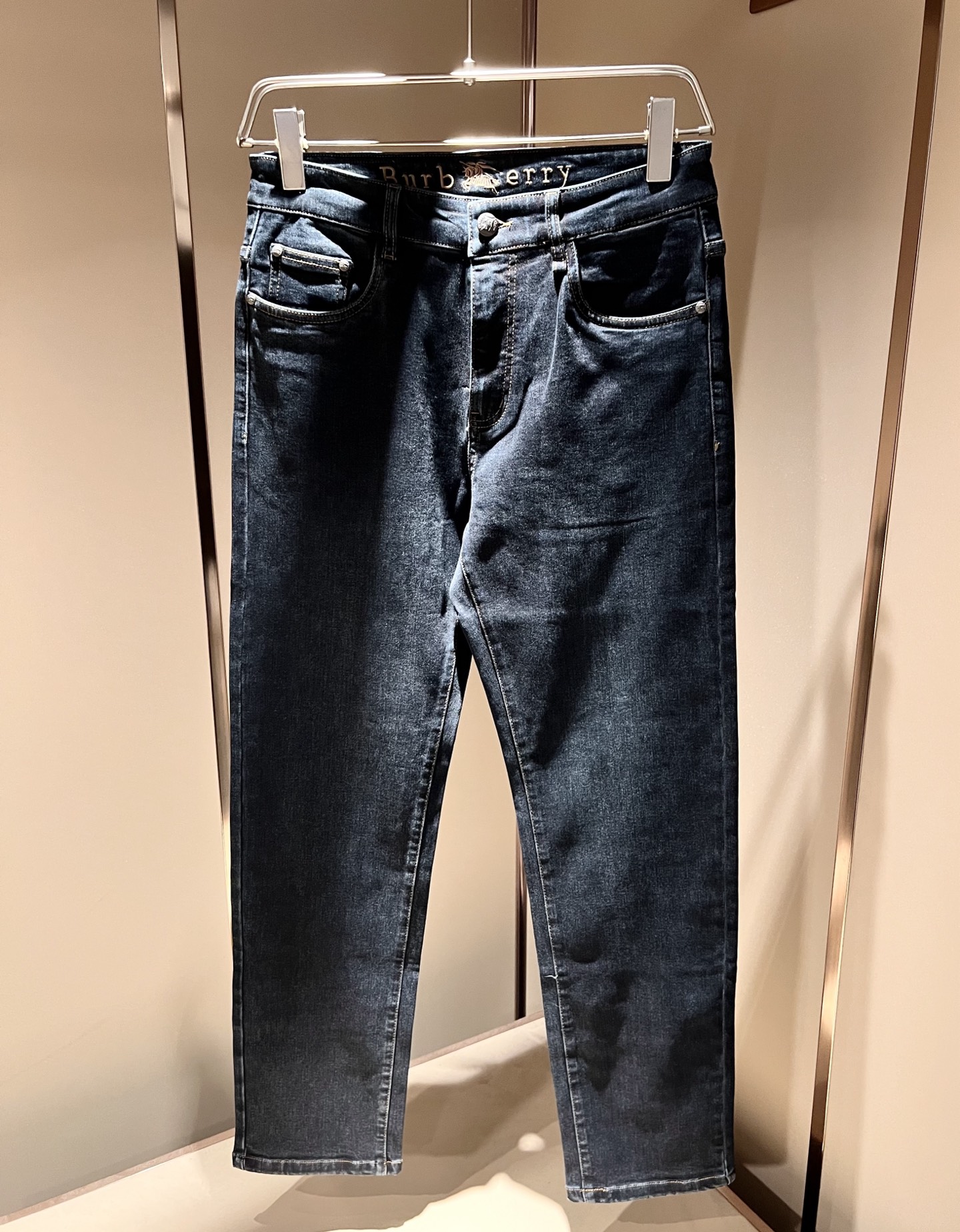 BURBER*Y巴*莉 2025秋冬新品男士高端休闲百搭牛仔裤！对于BUR粉丝来说，这样大气的经典设计足