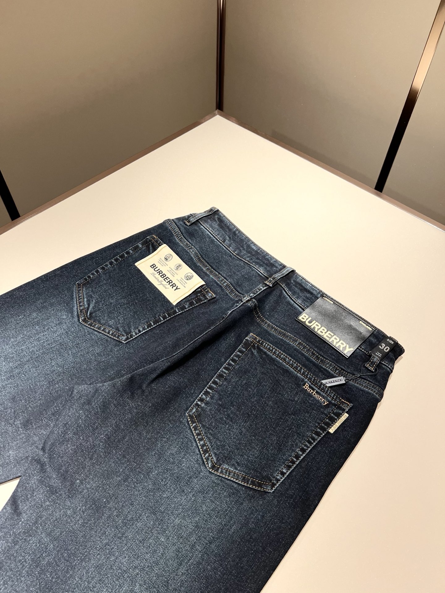 BURBER*Y巴*莉 2025秋冬新品男士高端休闲百搭牛仔裤！对于BUR粉丝来说，这样大气的经典设计足