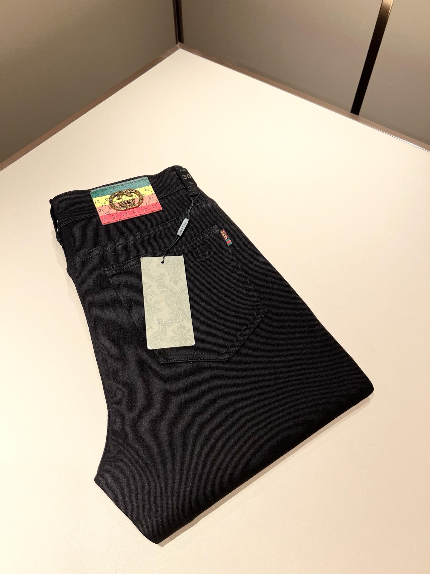 NO:528625,Guc* Gucci 2025 autumn and winter new products for men's high-end casual and versatile four-season commuting slim tailoring jeans!  For fans, such a grand classic design is enough to plant grass at a glance. It is the most handsome series of all jeans this year. I only need to take a look and know that this will definitely be a sensational hit, and it is popular on the Internet. The classic slim three-dimensional tailoring style is equipped with the latest logo pattern waist brand craft design!  Very representative waist brand modification!  It simply and easily demonstrates the charm of the brand, and naturally presents specifications, grades, fashion and trendy effects. It matches the performance to easily create a high-end and high-end effect!  The top imported Japanese washing cowboy is made of cotton, and it is comfortable and breathable, and has a natural drape, which is suitable for all year round outfits!  !  This jeans are made of three-dimensional cut and straight-fitting style. The magic and practical wearability of the single match are understandable. Whether you are wearing daily clothes or appearing on the high street, it is the best choice. It is super charming!  It also demonstrates the authentic BUR original flavor, and it also perfectly shows its specifications and rank!  Obviously, this is a big and powerful product that you must collect. You must collect this product and highly recommend it!  Size 30-40 37 39, burberry, gucci, jeans, alexander wang19860909Guc*古奇 2025秋冬新品男士高端休闲百搭四季通勤修身剪裁牛仔裤！对于粉丝来说,这样大气的经典设计足矣一眼种草,是今年所有牛仔裤当中最帅的一个系列,我只需要看一眼就知道,这绝对会是一个引起轰动的爆款,而且全网风靡,经典的修身立体剪裁版型打造,配置了最新的logo图案腰牌工艺设计！极具代表性腰牌修饰！简单轻松的彰显出品牌魅力所在,自然而然的呈现规格,档次,时髦以及新潮效果,搭配性能满分,轻松穿出高级感与高端效果！顶级的进口日本洗水牛仔棉质打造,并舒适透气感满分,且垂感自然,适合一年四季的穿搭所需！！此款牛仔裤采用了立体裁剪小直筒版型打造,其单配魔力与实穿性是无可厚非的,不管你是日常穿搭还是高街出镜都是不二之选,超具魅力！更是彰显了地地道道的的BUR原味,同时也是完美的展现了其规格和段位所在！很显然,这是一款绝对要收的重磅好货,此款你都必须要收,极力推荐的好货！尺码30-40 37 39,,burberry,gucci,jeans,alexander wang,Men's clothing